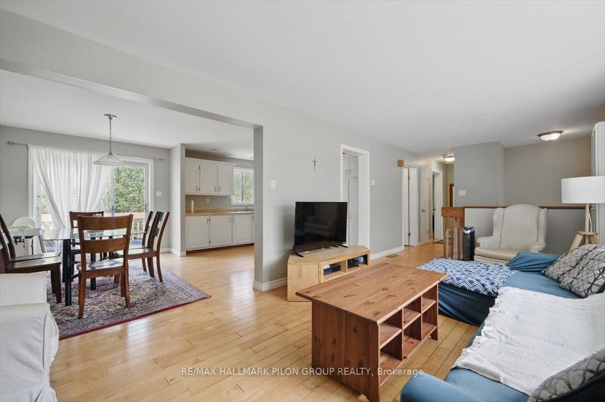Photo 16 of 33 Woodwind Crescent, Ottawa, Fringewood — HOMEH