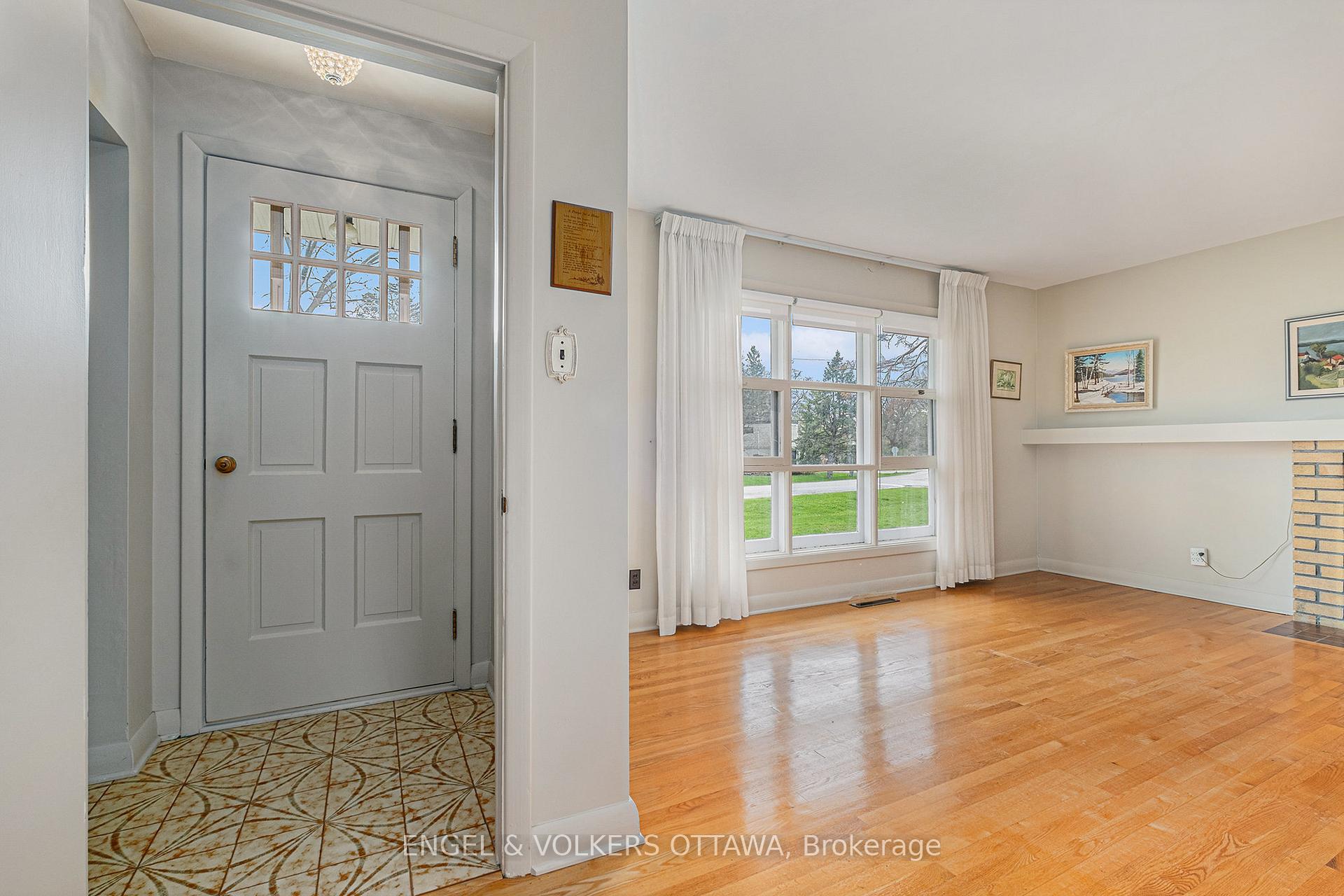 Photo 6 of 5491 West River Drive, Ottawa, Manotick Long Island & Nicholls Island — HOMEH