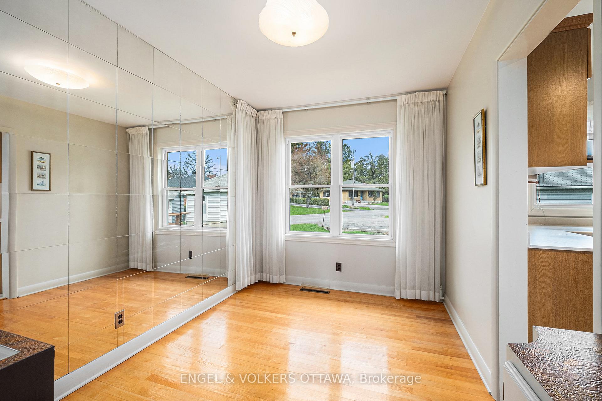 Photo 5 of 5491 West River Drive, Ottawa, Manotick Long Island & Nicholls Island — HOMEH