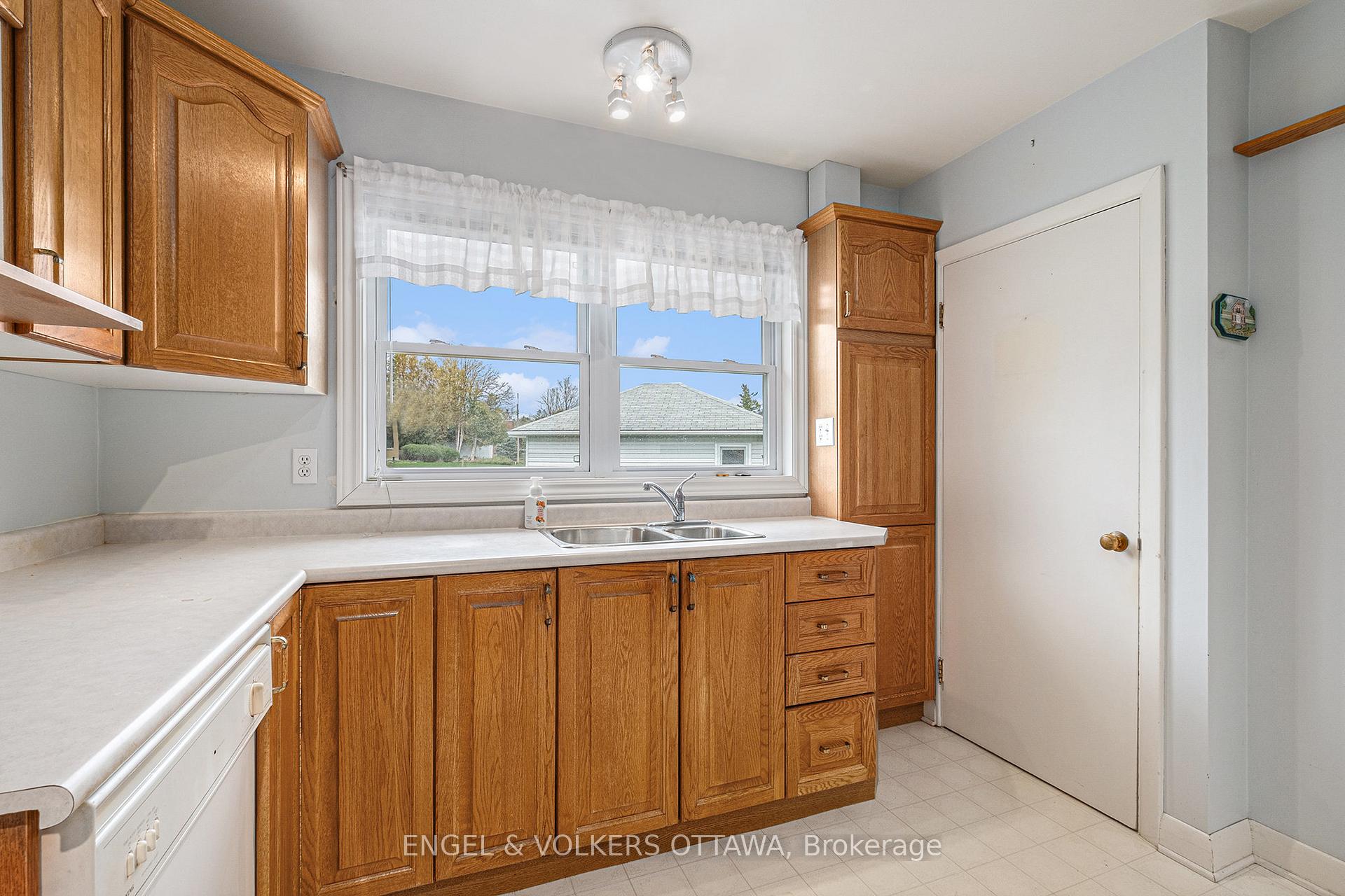Photo 10 of 5491 West River Drive, Ottawa, Manotick Long Island & Nicholls Island — HOMEH