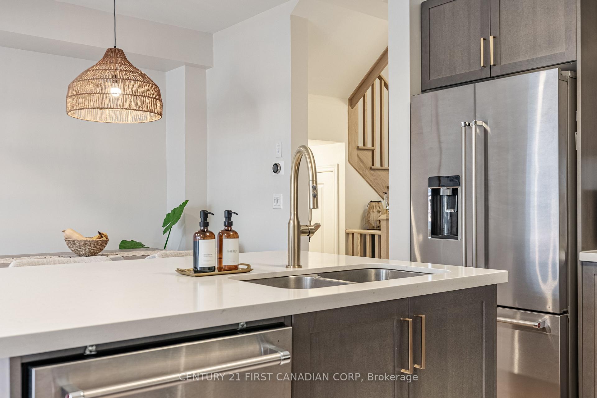 Photo 4 of 22 Ghent Drive, Vaughan, Kleinburg — HOMEH