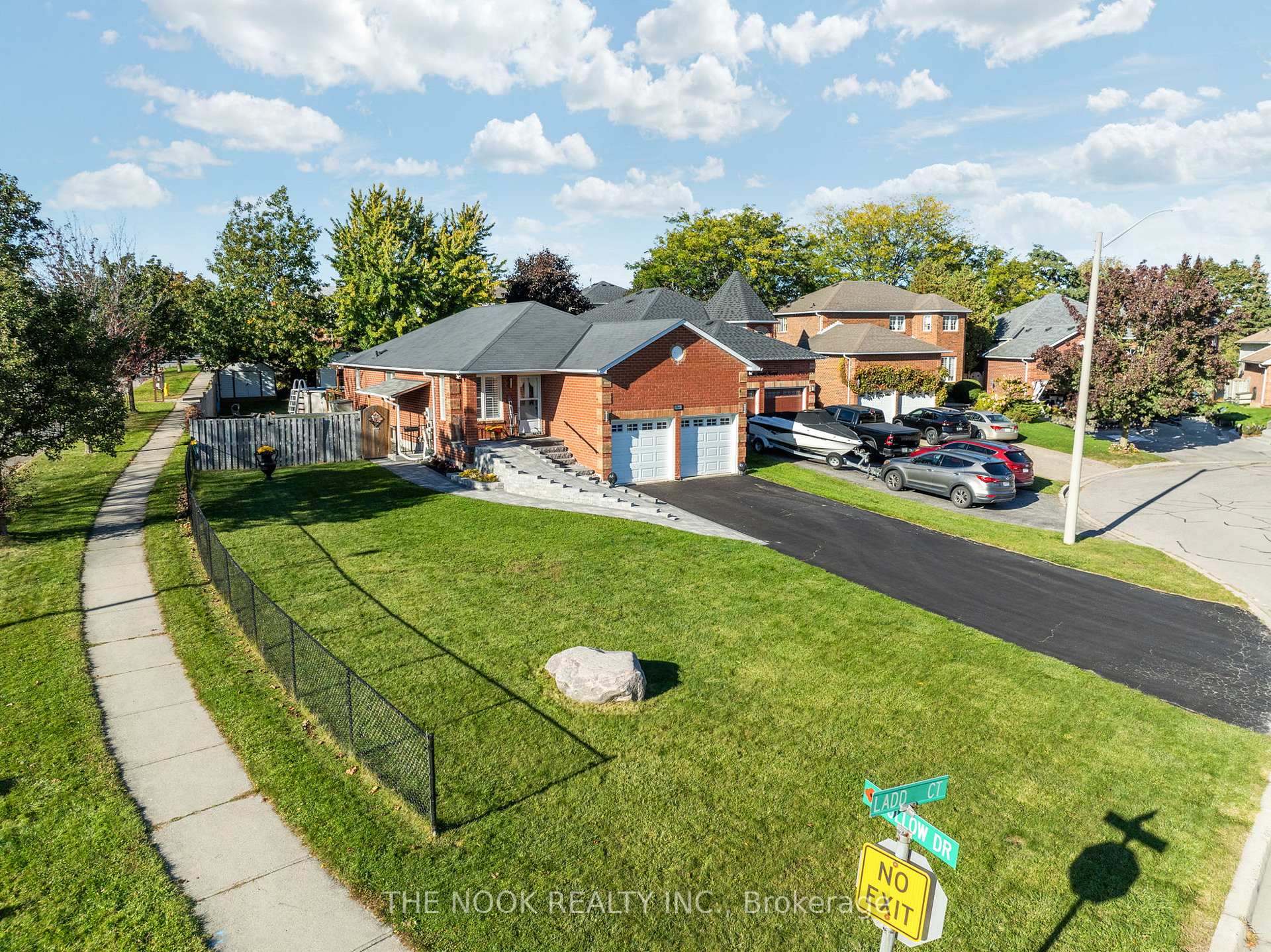 Photo 8 of 2 Ladd Court, Clarington, Bowmanville — HOMEH