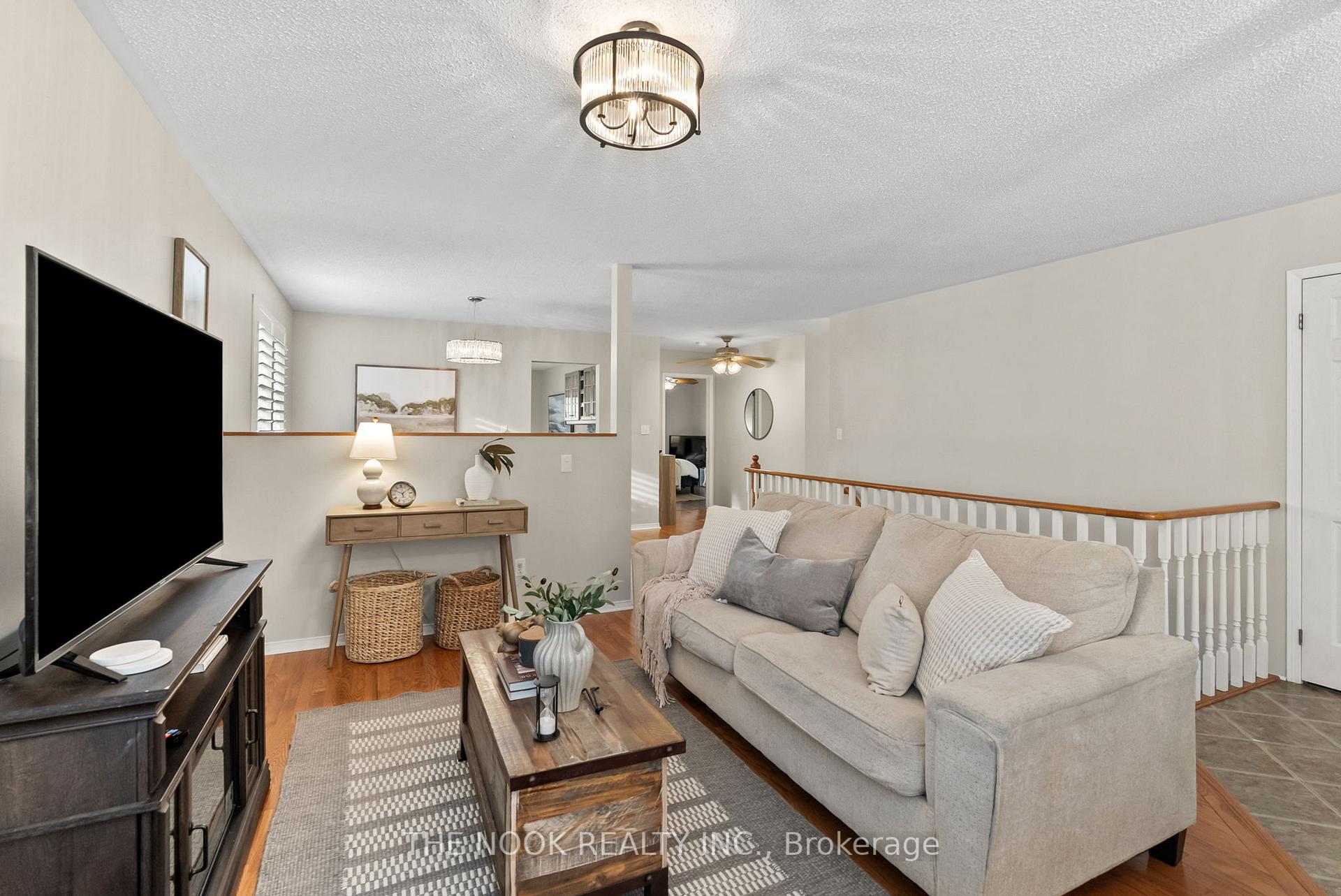 Photo 3 of 2 Ladd Court, Clarington, Bowmanville — HOMEH