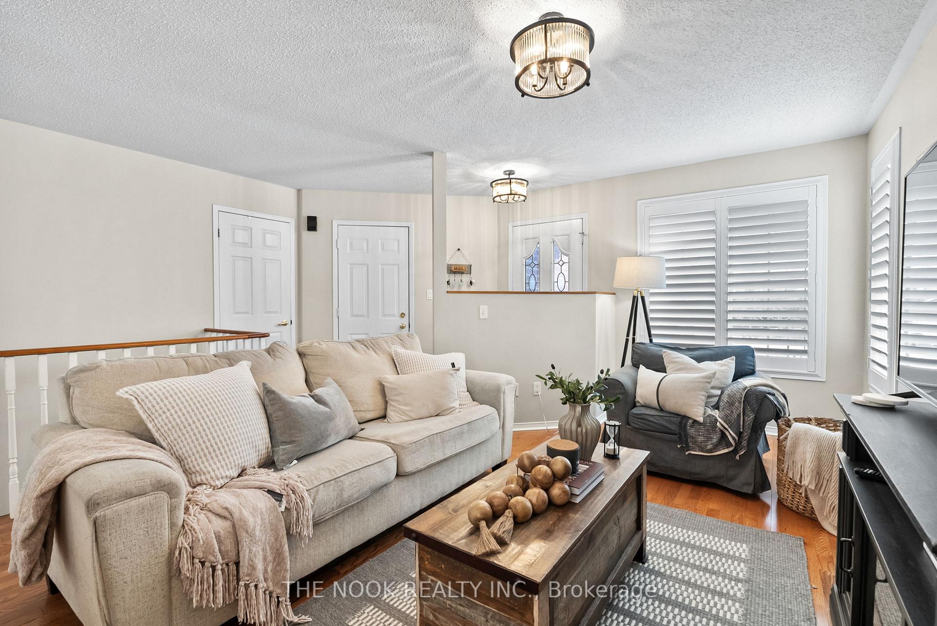 Photo 4 of 2 Ladd Court, Clarington, Bowmanville — HOMEH
