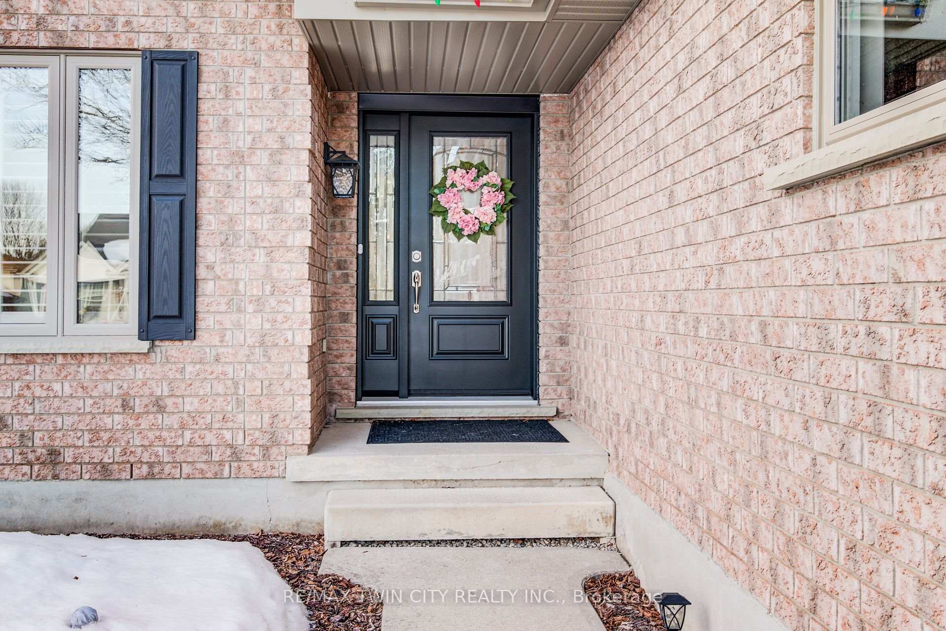 Photo 4 of 127 Fairlake Drive, Cambridge — HOMEH