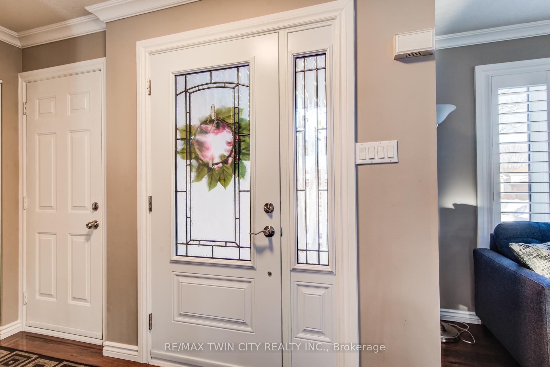 Photo 2 of 127 Fairlake Drive, Cambridge — HOMEH