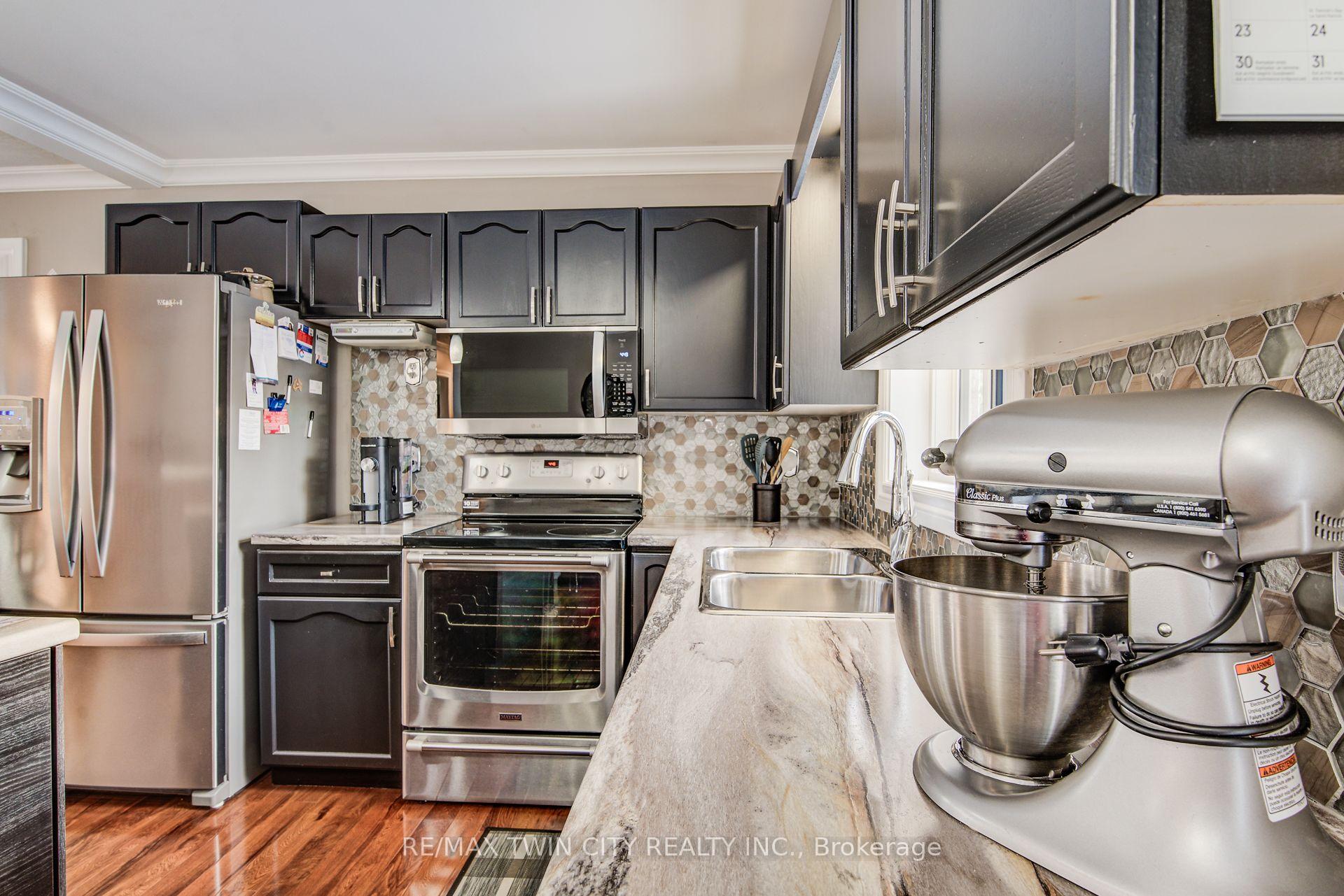 Photo 16 of 127 Fairlake Drive, Cambridge — HOMEH