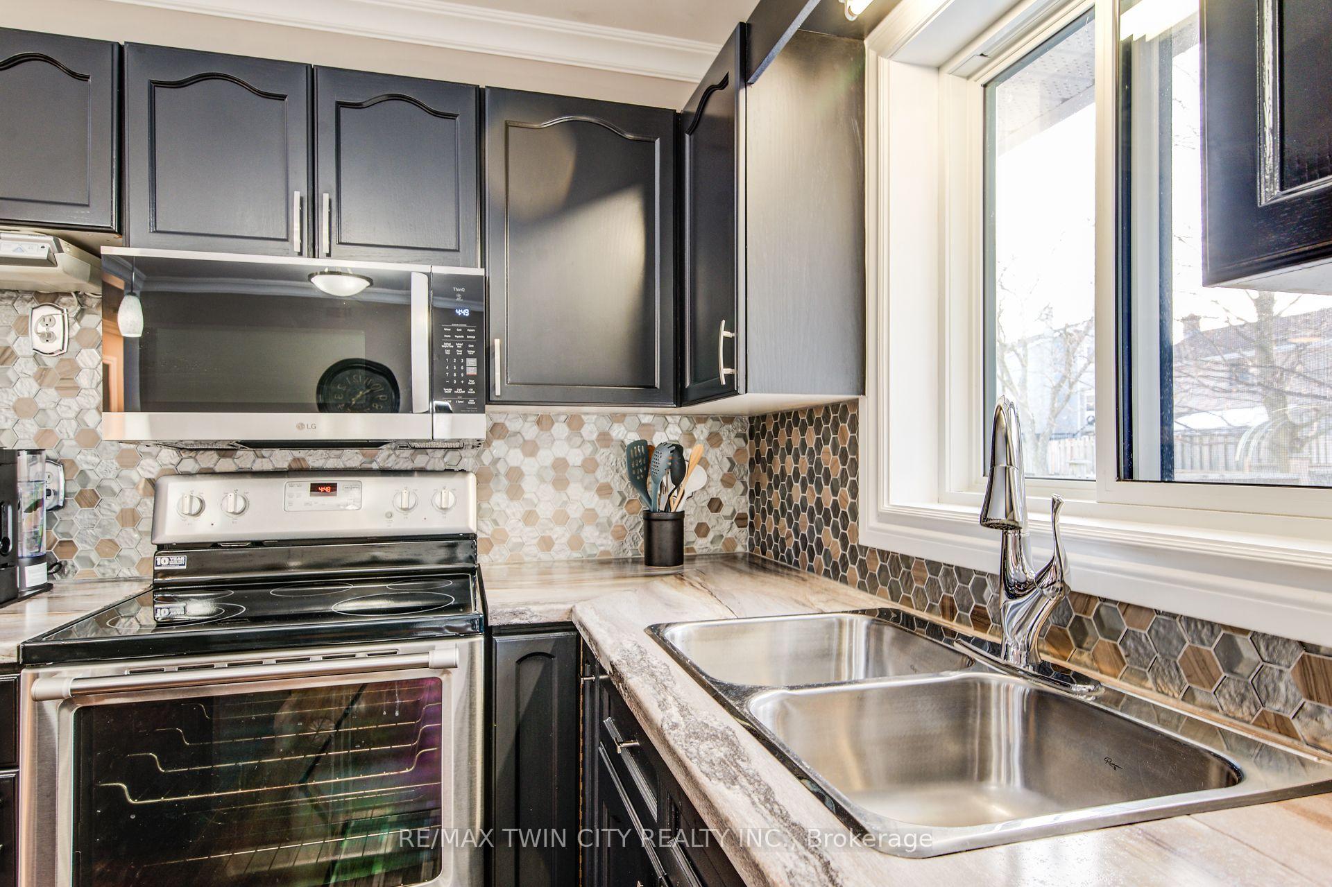 Photo 20 of 127 Fairlake Drive, Cambridge — HOMEH