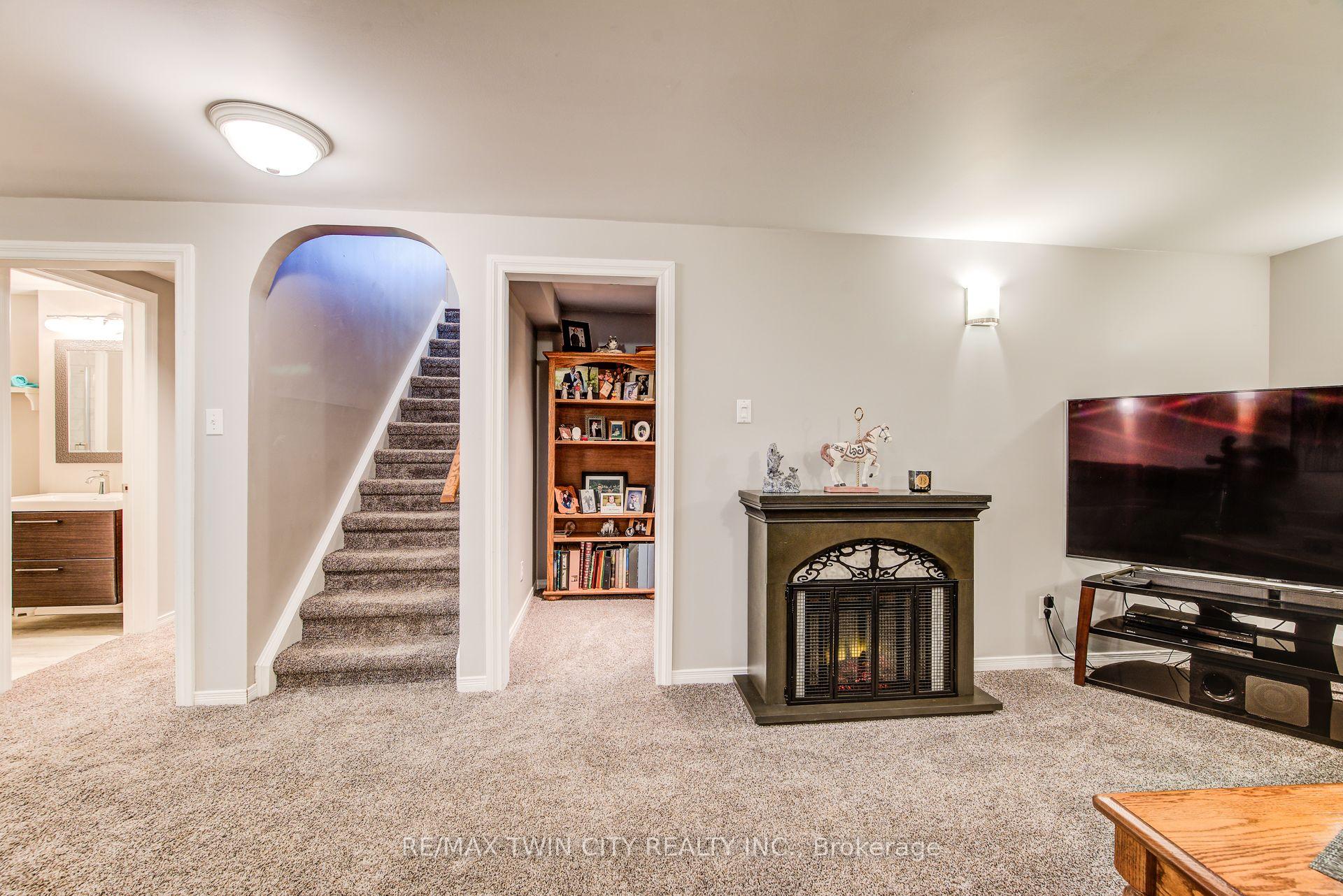 Photo 31 of 127 Fairlake Drive, Cambridge — HOMEH