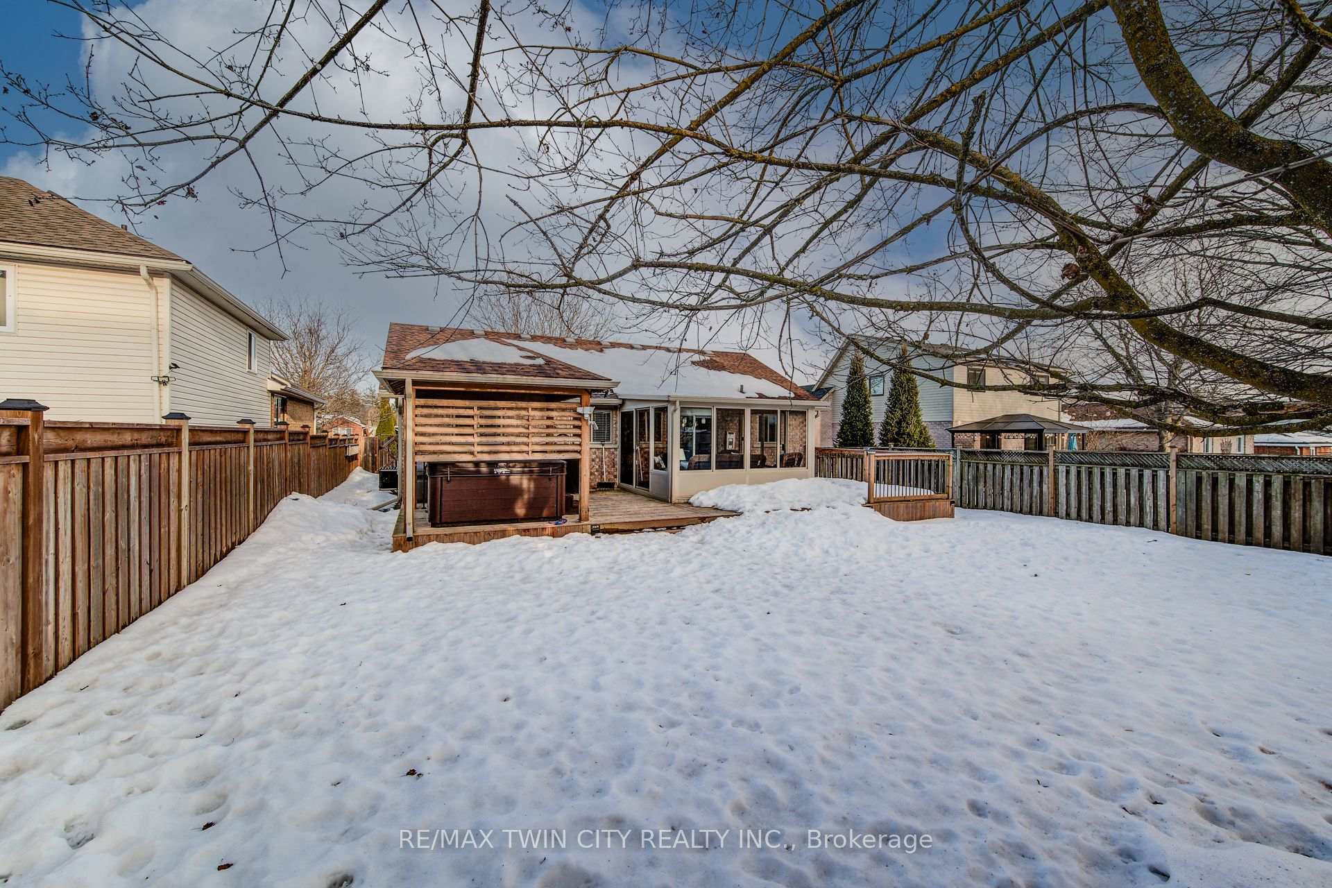 Photo 41 of 127 Fairlake Drive, Cambridge — HOMEH