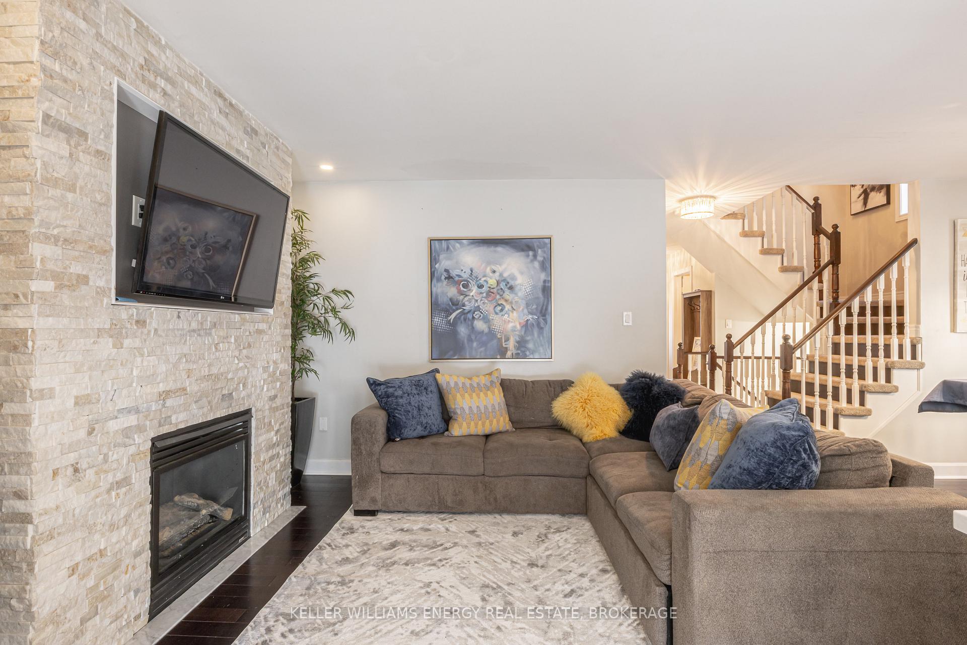 Photo 9 of 112 Rich Crescent, Whitby, Williamsburg — HOMEH