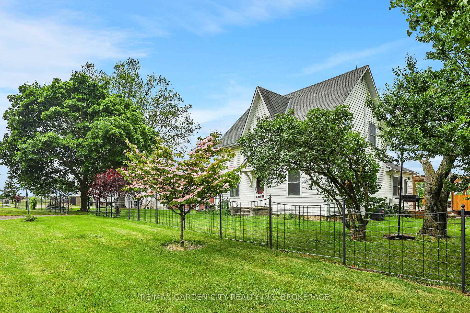 Photo 2 of 2460 Effingham Street, Pelham, North Pelham — HOMEH