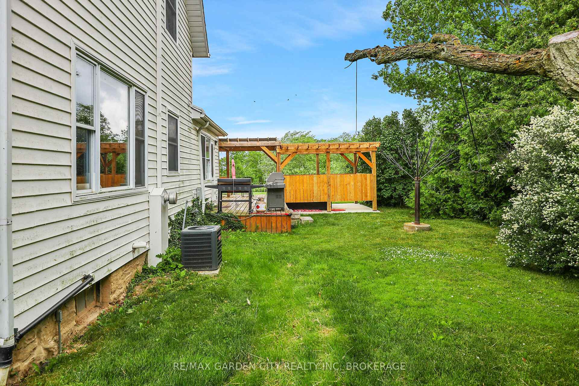 Photo 4 of 2460 Effingham Street, Pelham, North Pelham — HOMEH
