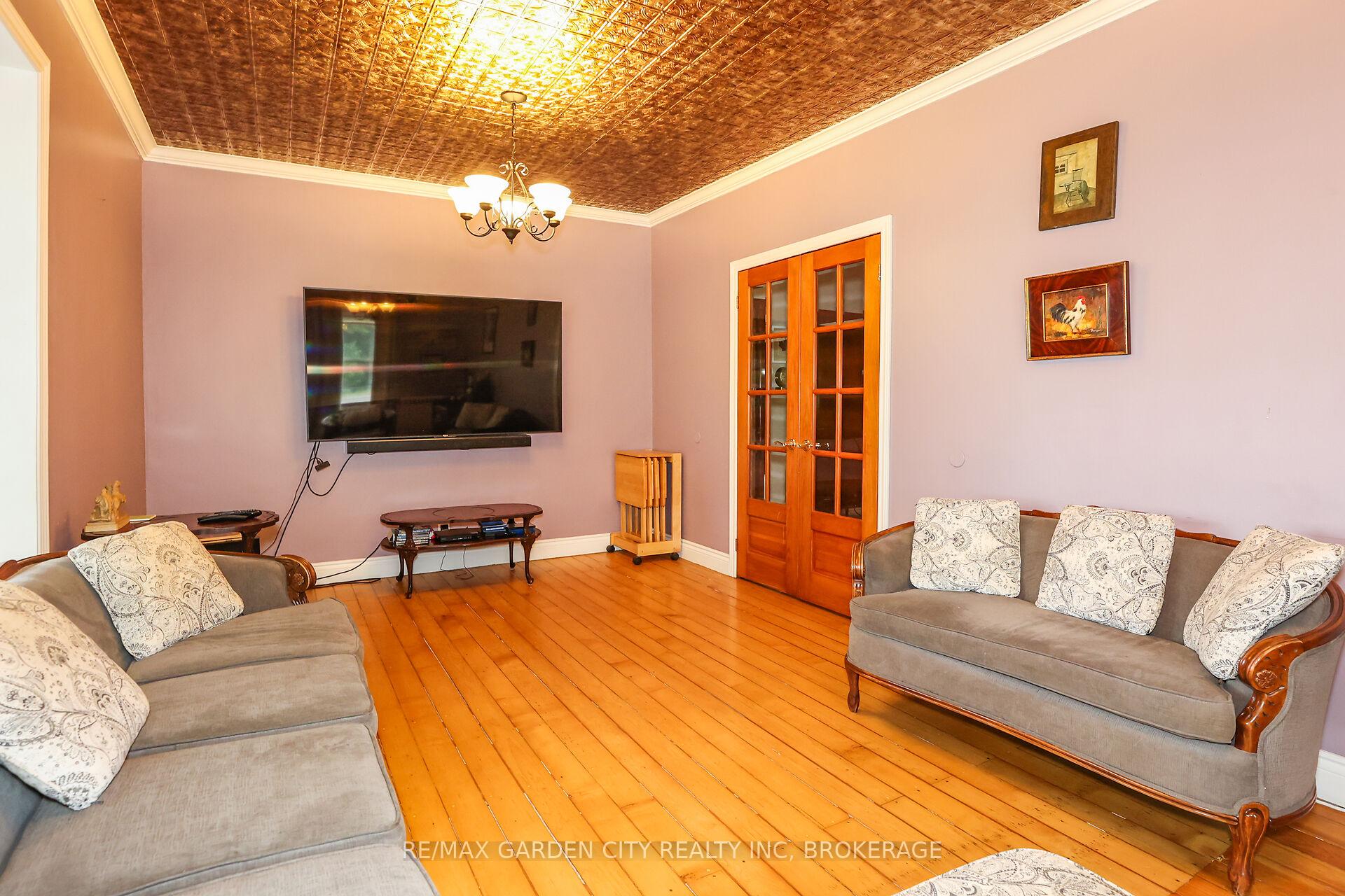 Photo 13 of 2460 Effingham Street, Pelham, North Pelham — HOMEH