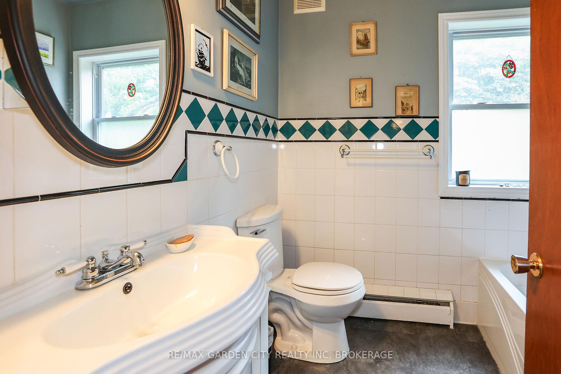 Photo 16 of 2460 Effingham Street, Pelham, North Pelham — HOMEH
