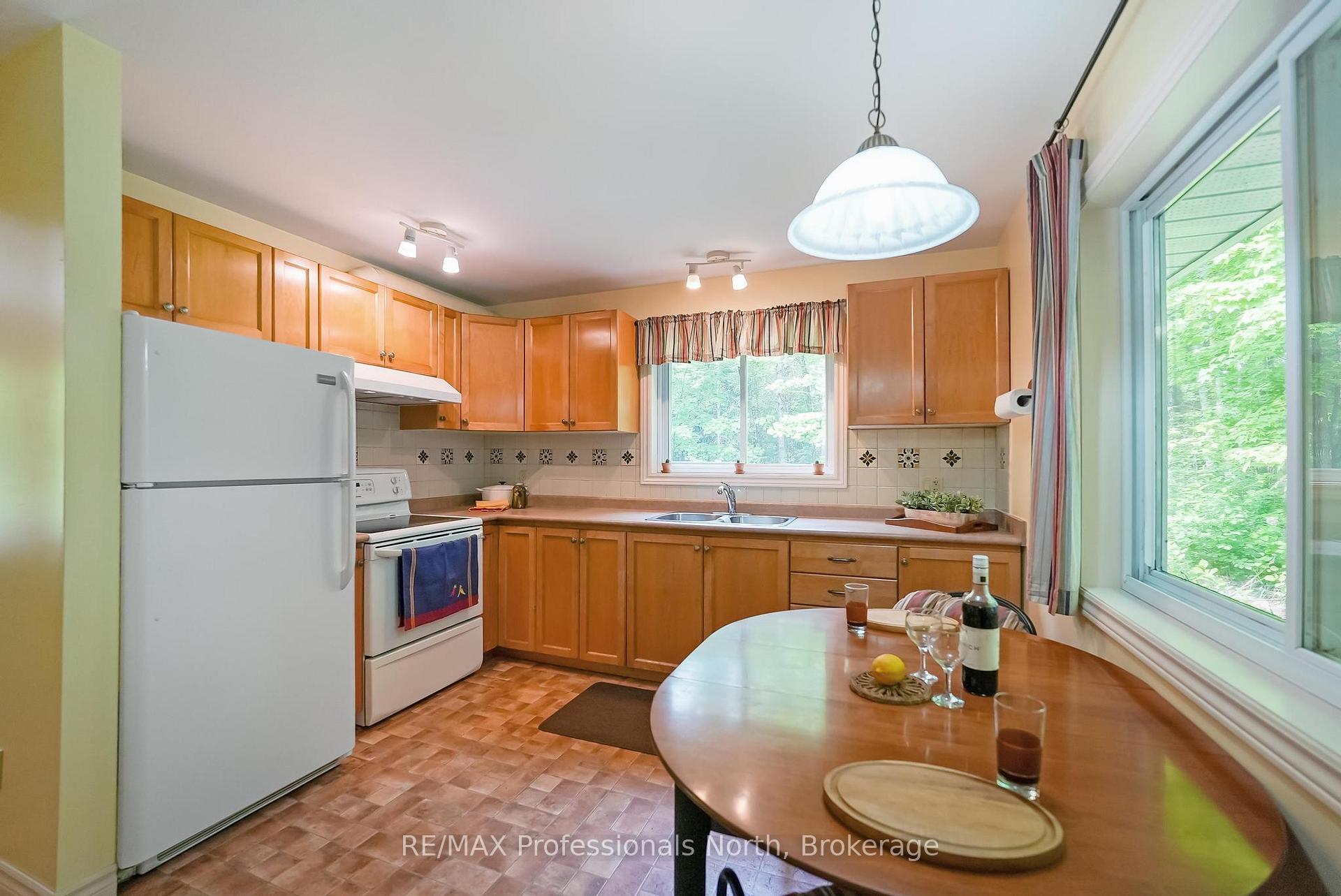 Photo 7 of 3072 Gelert Road, Minden Hills, Snowdon — HOMEH