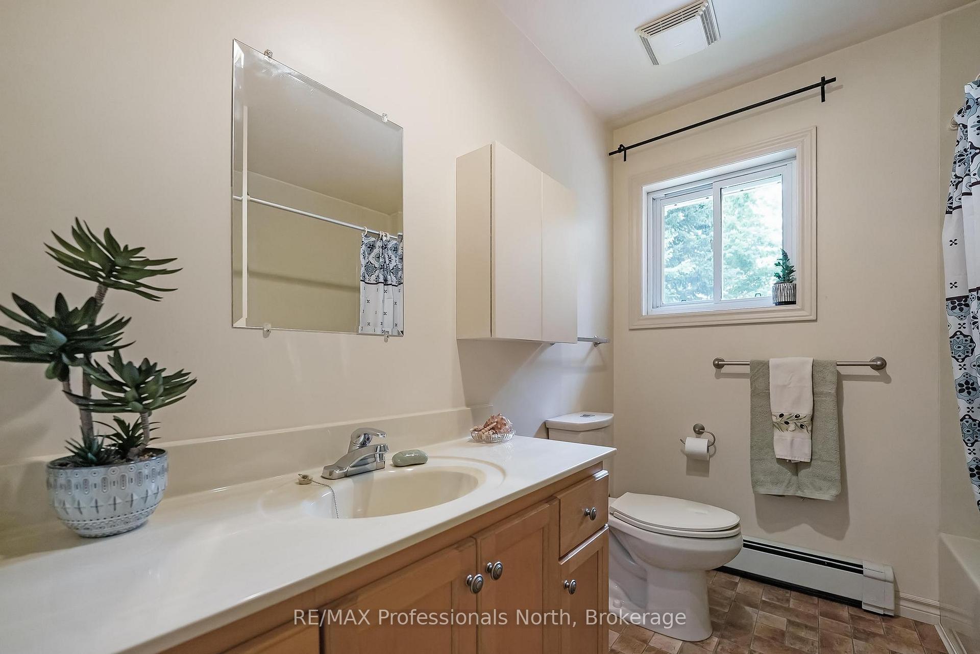 Photo 5 of 3072 Gelert Road, Minden Hills, Snowdon — HOMEH