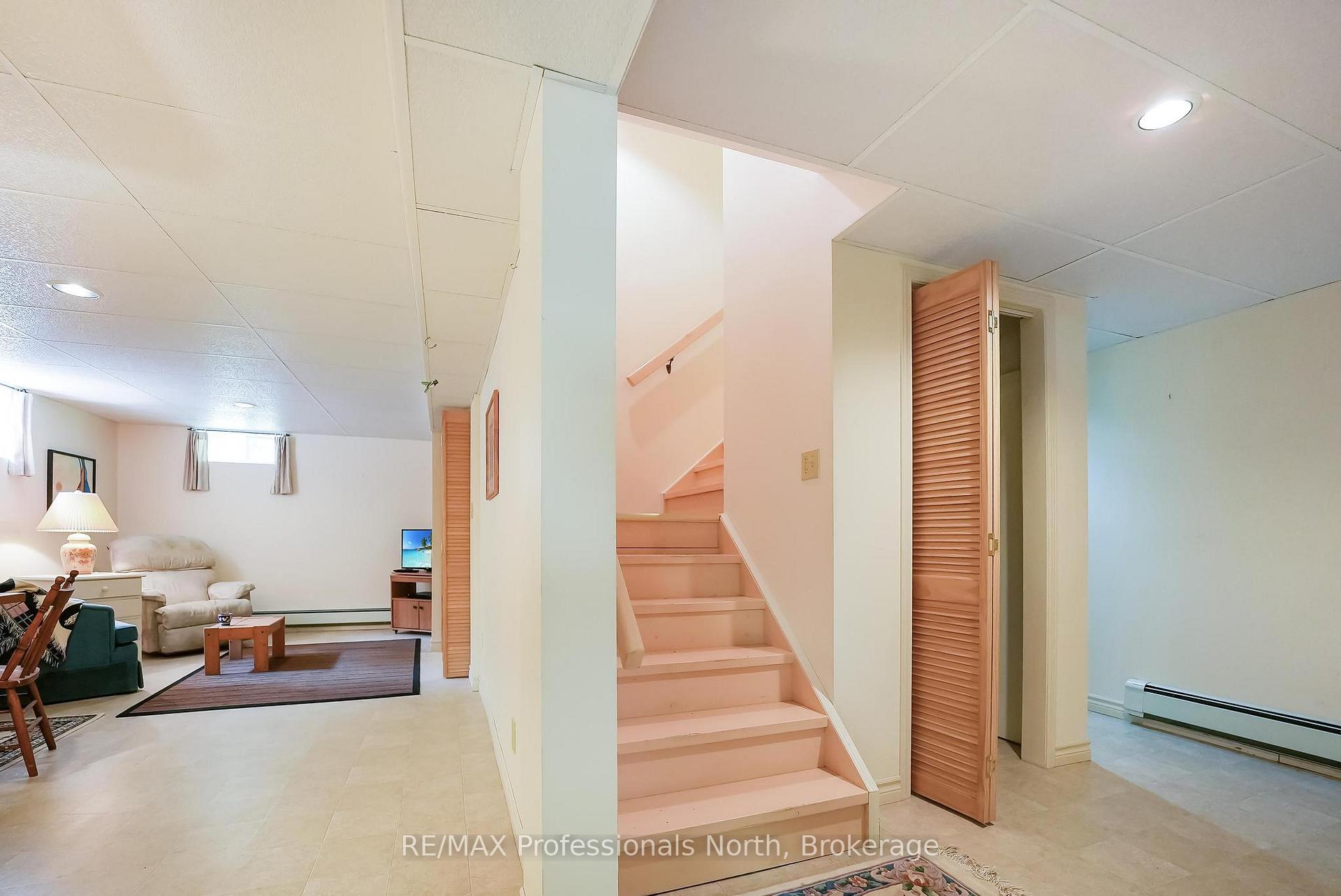 Photo 14 of 3072 Gelert Road, Minden Hills, Snowdon — HOMEH