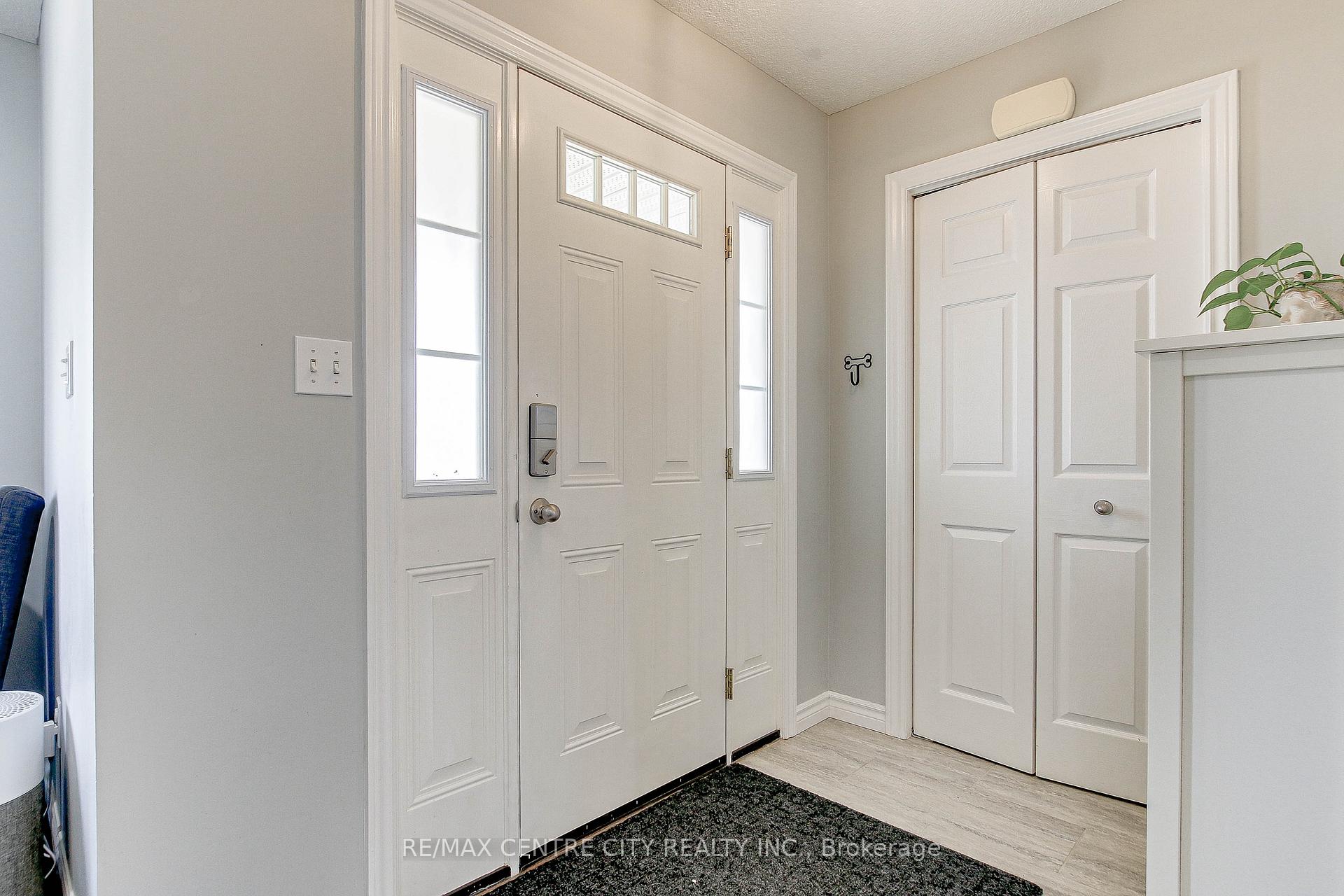 Photo 5 of 18 Circlewood Drive, St. Thomas — HOMEH