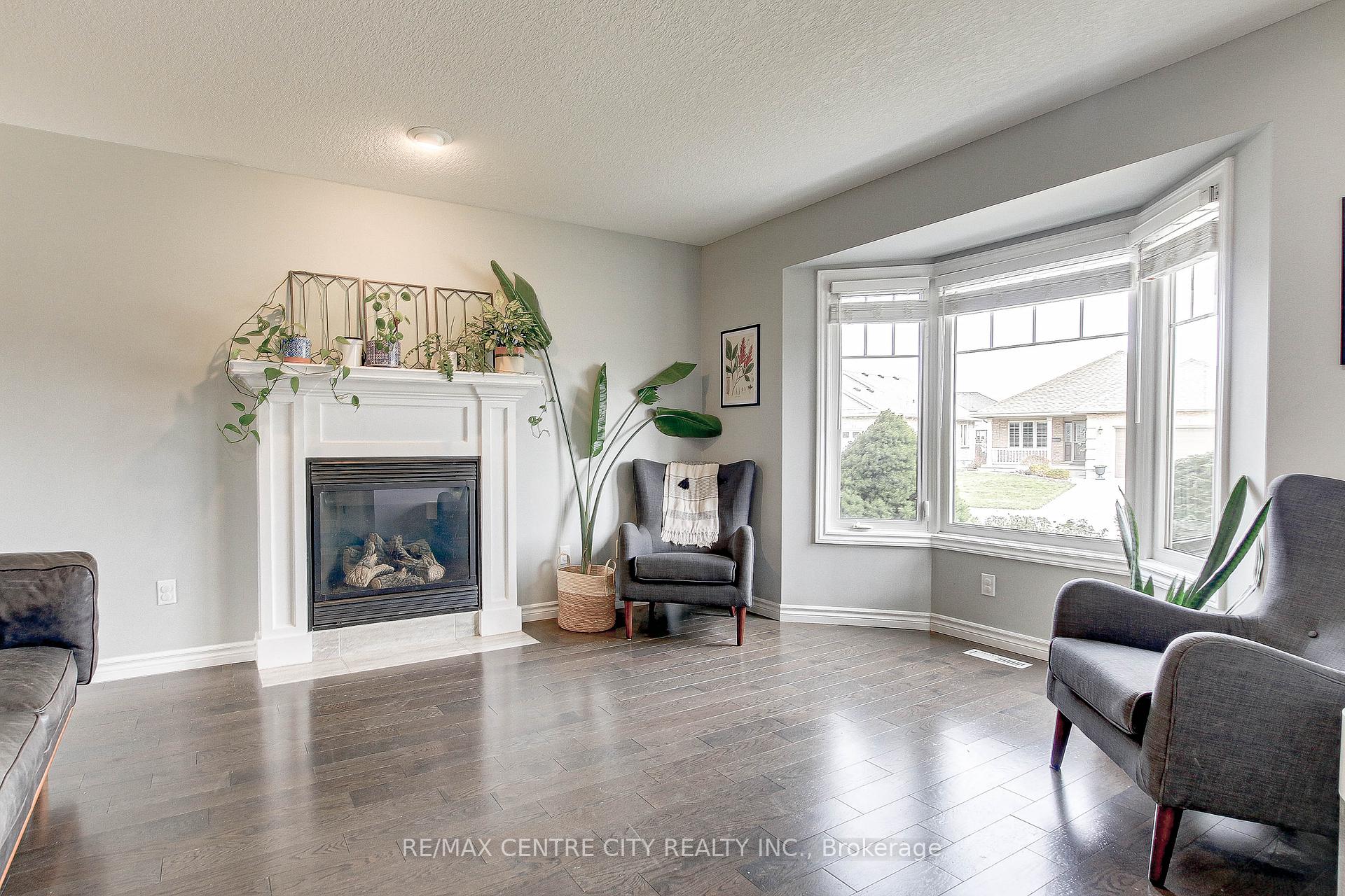Photo 3 of 18 Circlewood Drive, St. Thomas — HOMEH