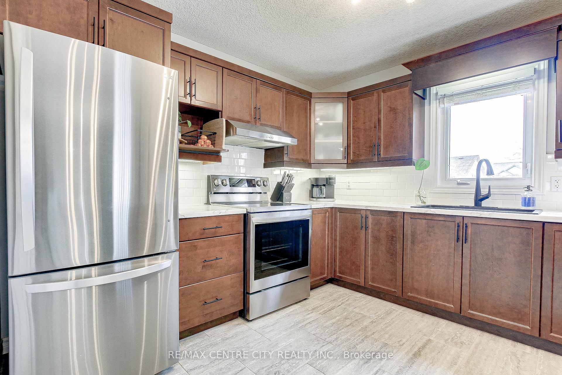 Photo 2 of 18 Circlewood Drive, St. Thomas — HOMEH