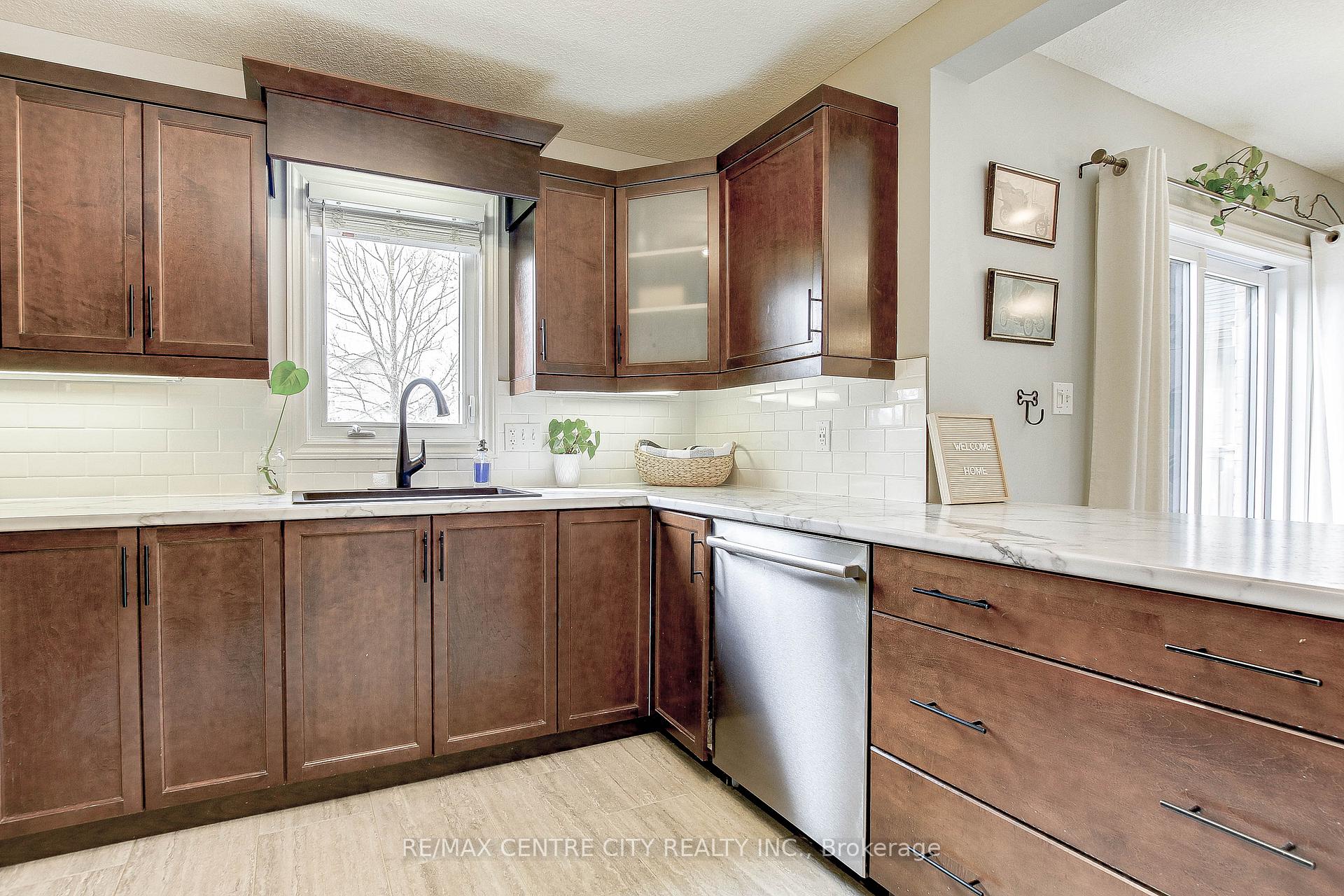 Photo 4 of 18 Circlewood Drive, St. Thomas — HOMEH