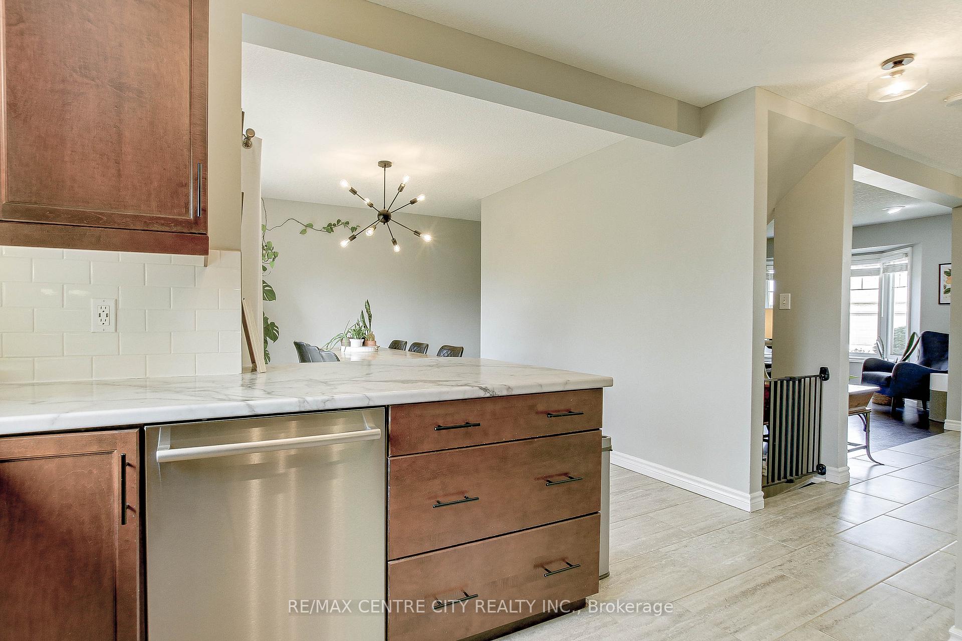 Photo 7 of 18 Circlewood Drive, St. Thomas — HOMEH