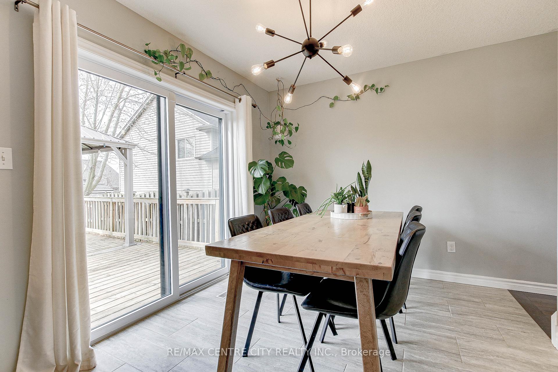 Photo 8 of 18 Circlewood Drive, St. Thomas — HOMEH