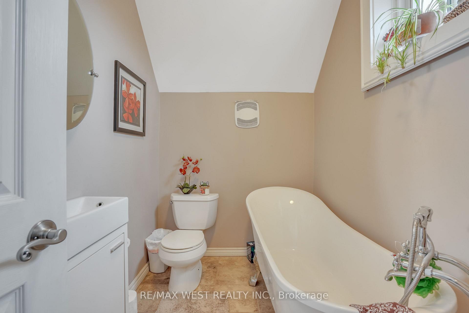 Photo 4 of 1940 Crossland Road, Springwater, Phelpston — HOMEH