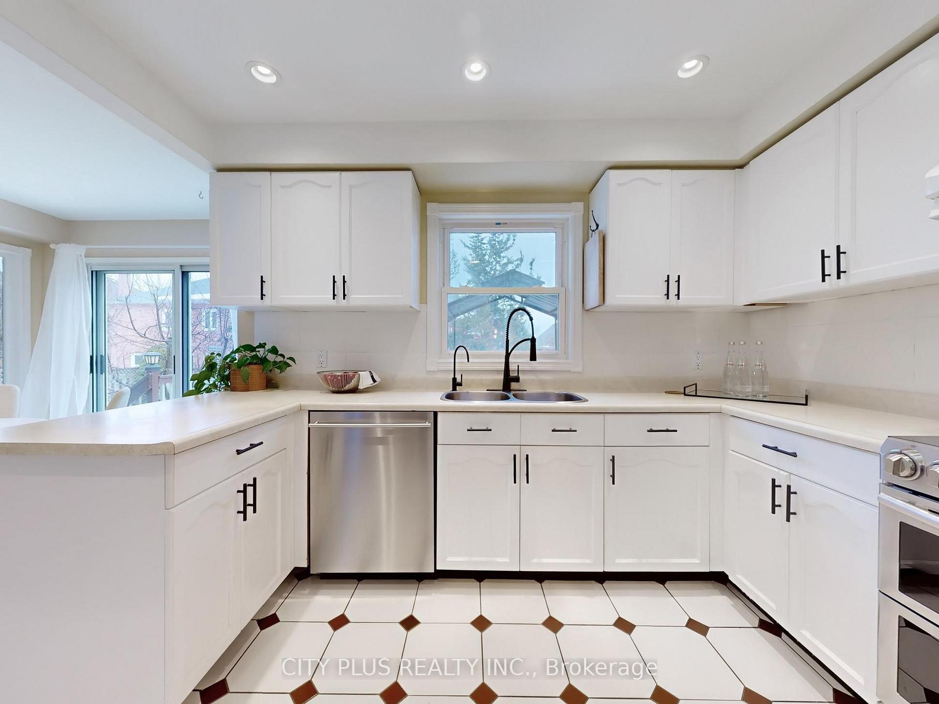 Photo 15 of 3 Millbrook Gate, Markham, Buttonville — HOMEH