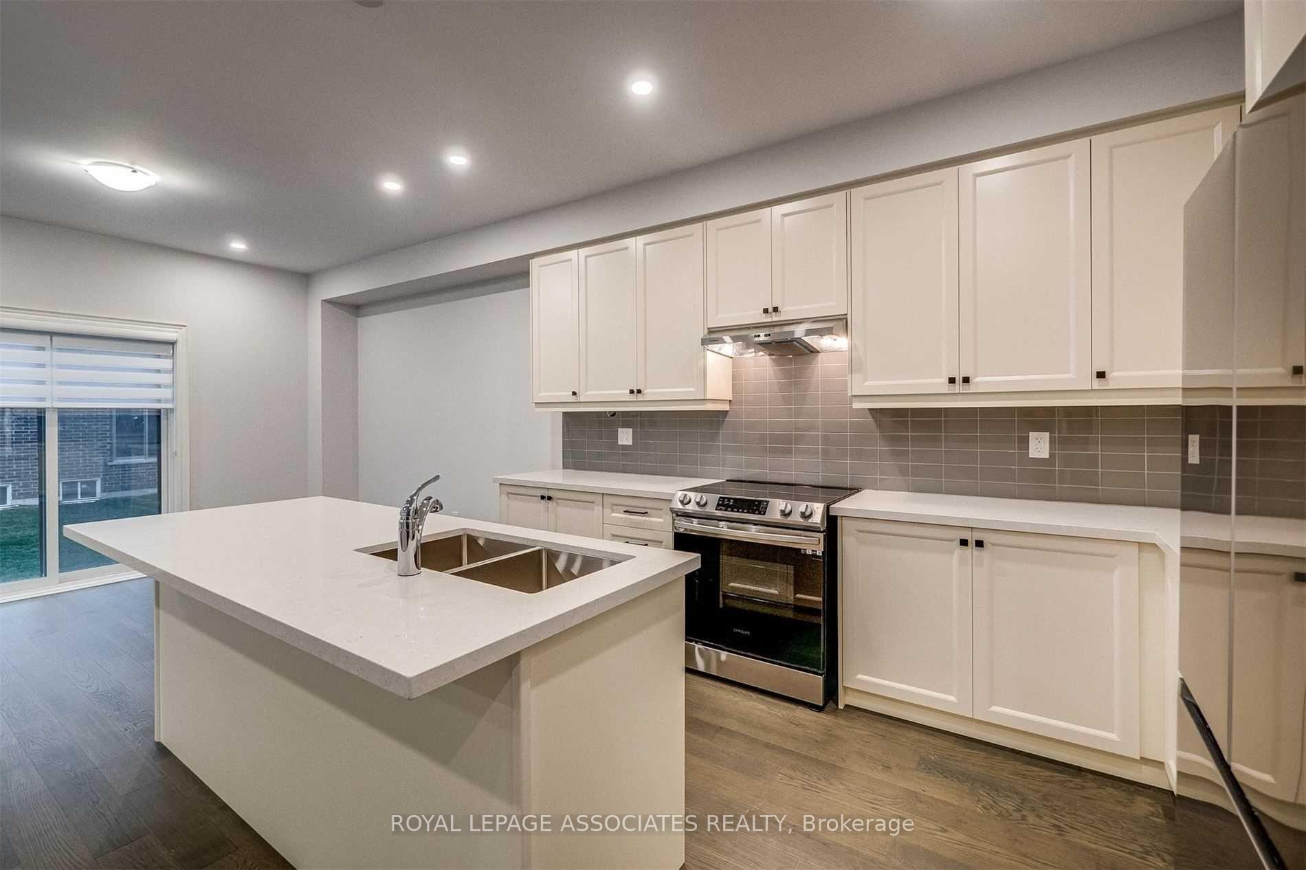Photo 17 of 16 Ballinger Way, Uxbridge — HOMEH