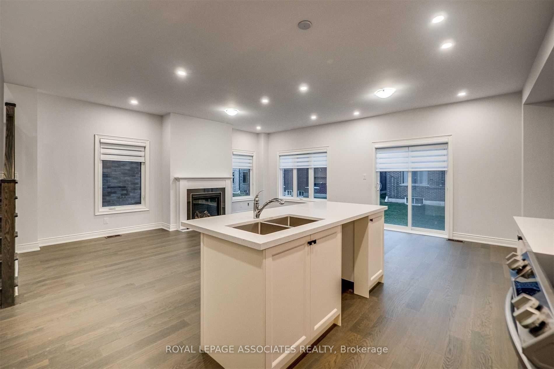 Photo 12 of 16 Ballinger Way, Uxbridge — HOMEH