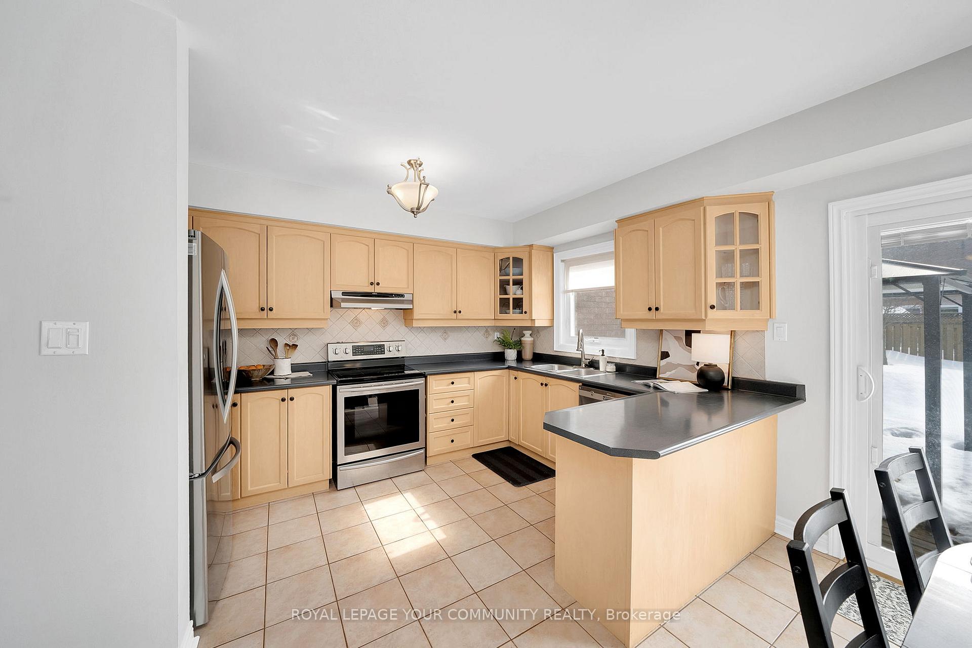 Photo 11 of 26 Coolspring Crescent, Caledon, Bolton East — HOMEH