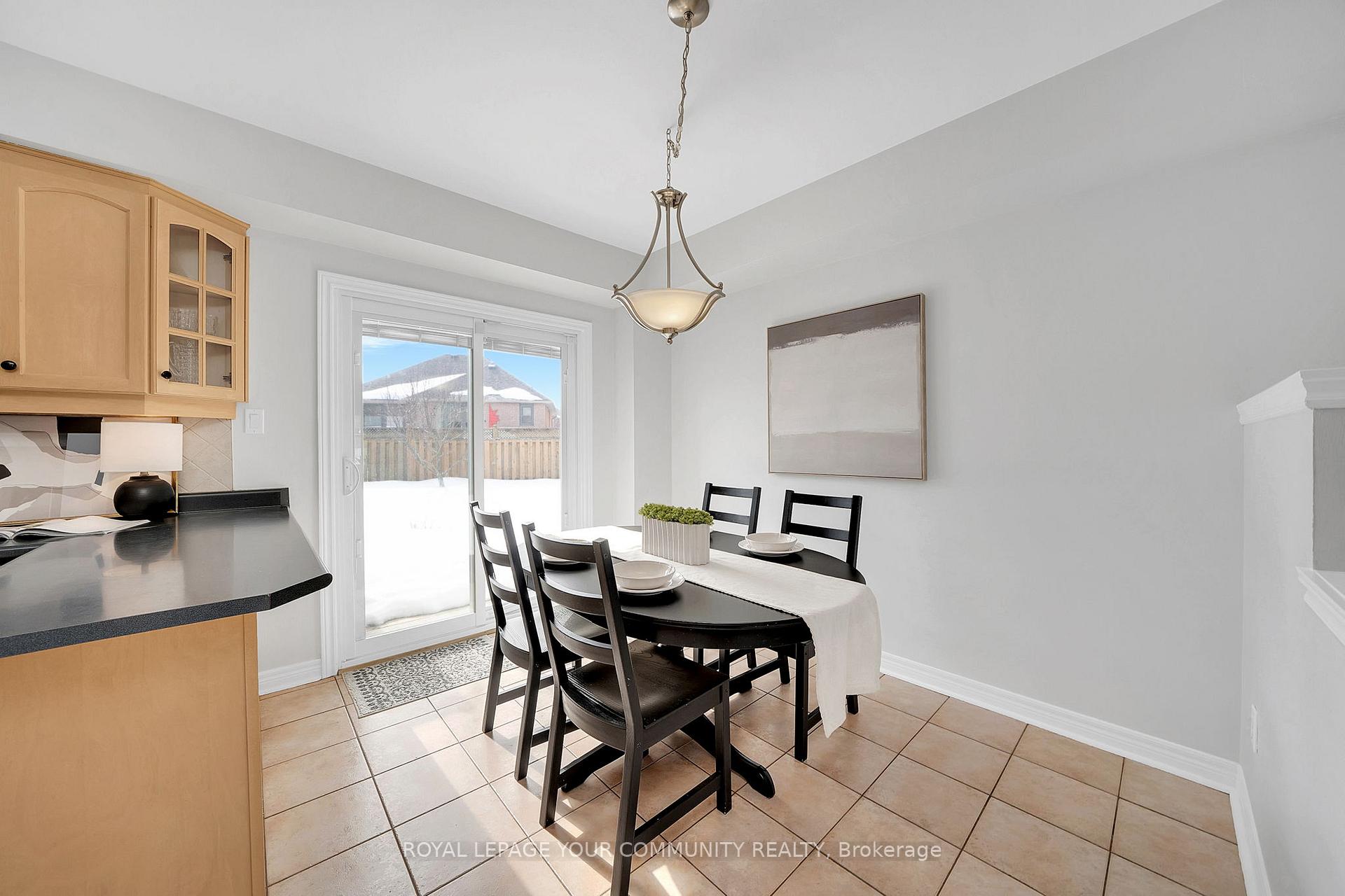 Photo 10 of 26 Coolspring Crescent, Caledon, Bolton East — HOMEH