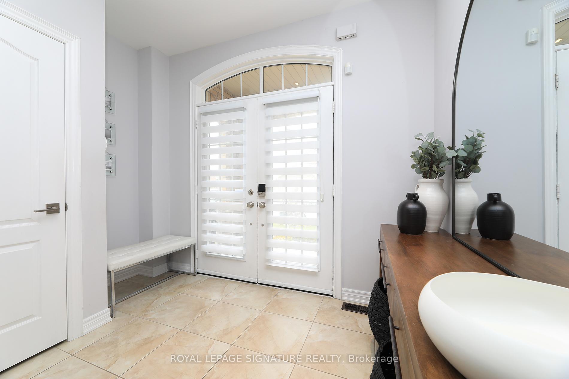 Photo 2 of 17 Southvale Drive, Vaughan, Patterson — HOMEH