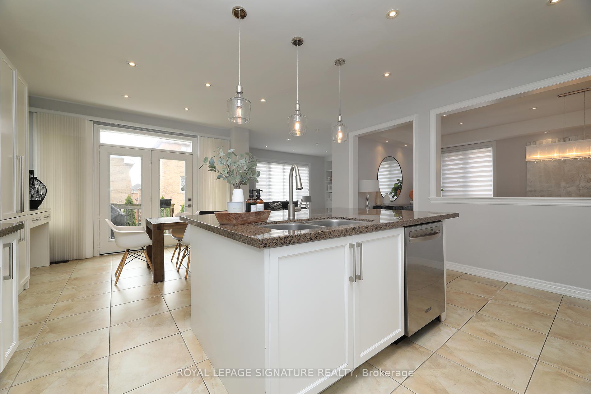 Photo 4 of 17 Southvale Drive, Vaughan, Patterson — HOMEH
