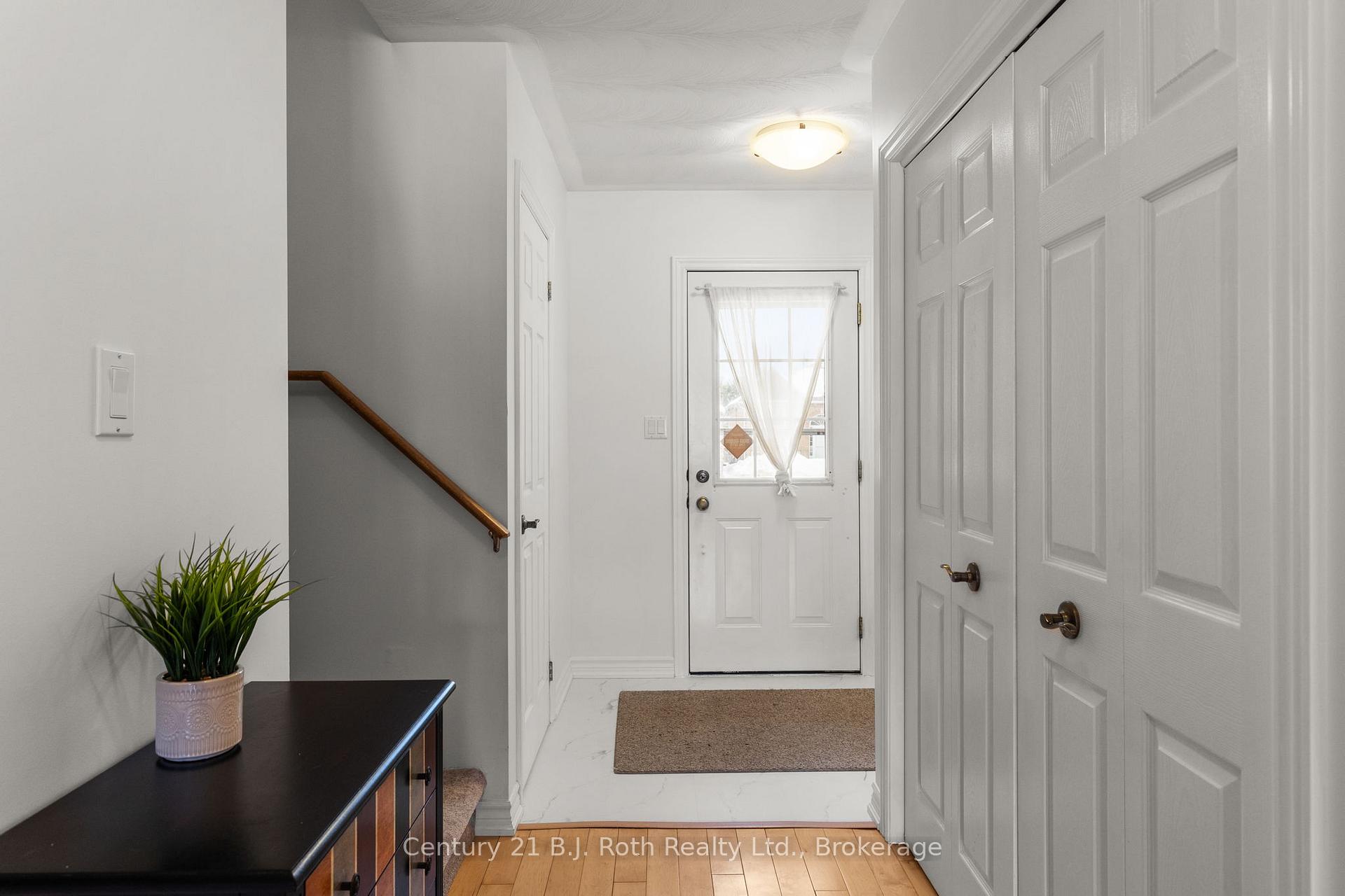 Photo 5 of 6 Golden Eagle Way, Barrie, Little Lake — HOMEH