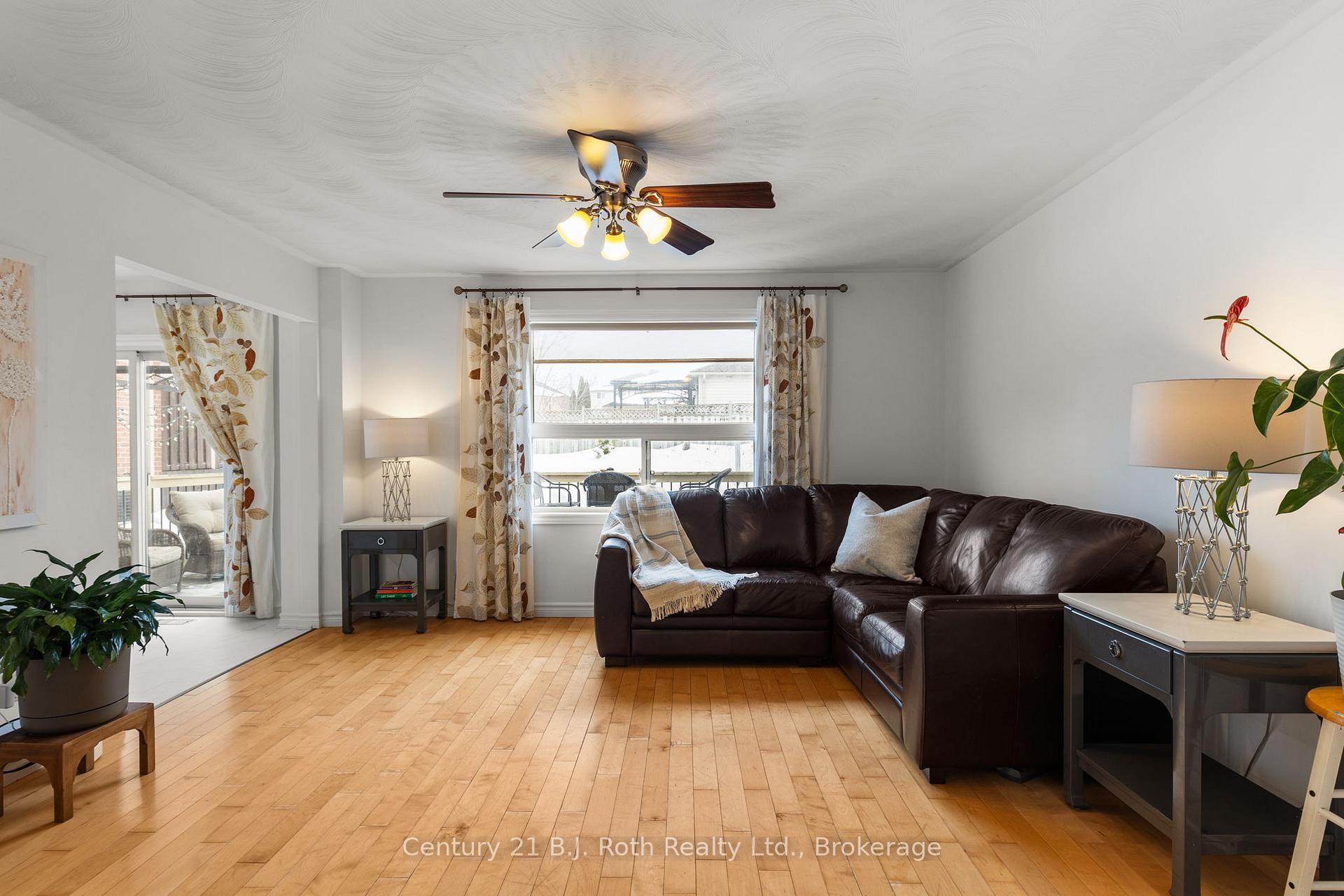 Photo 4 of 6 Golden Eagle Way, Barrie, Little Lake — HOMEH