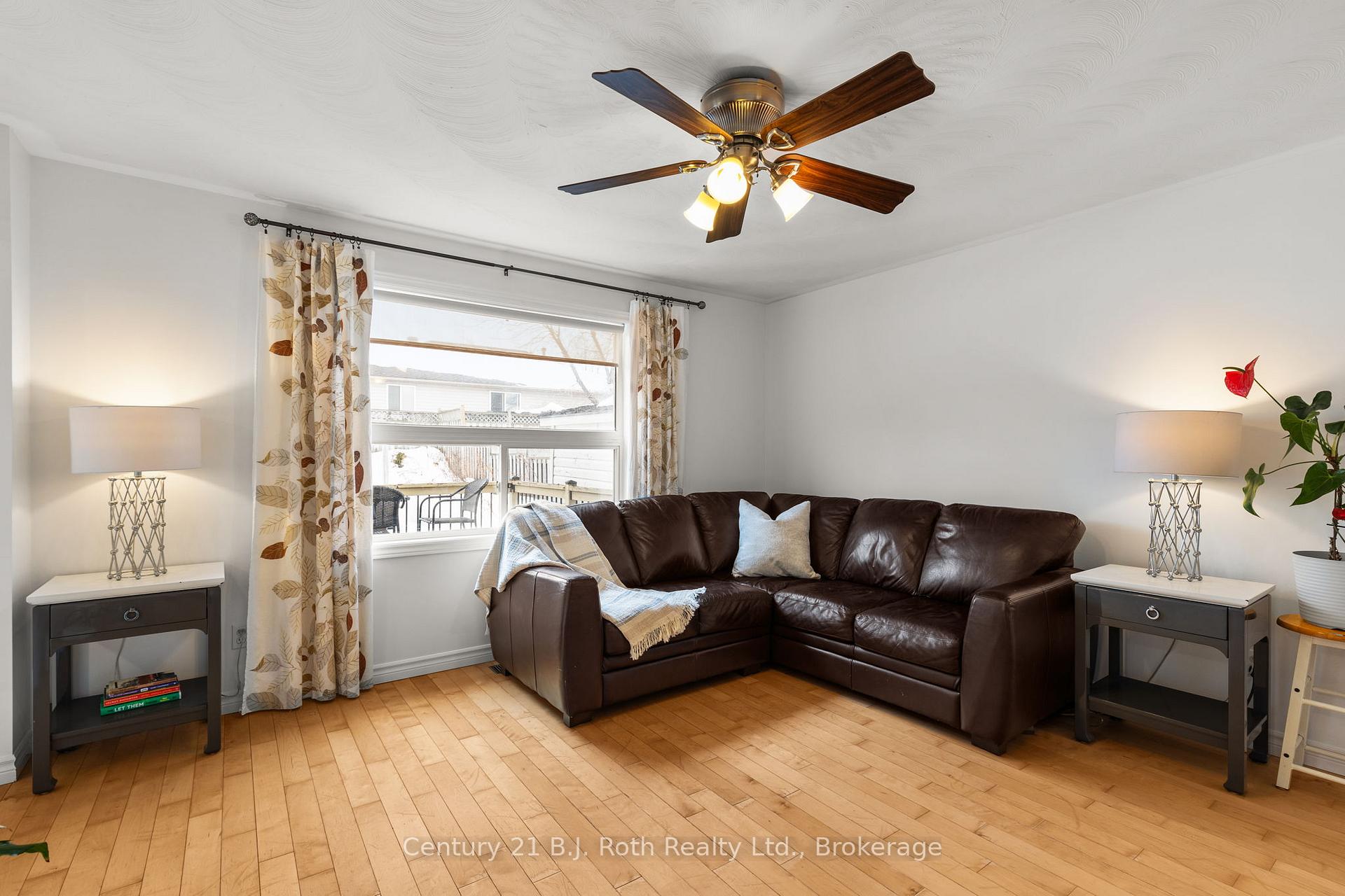 Photo 3 of 6 Golden Eagle Way, Barrie, Little Lake — HOMEH