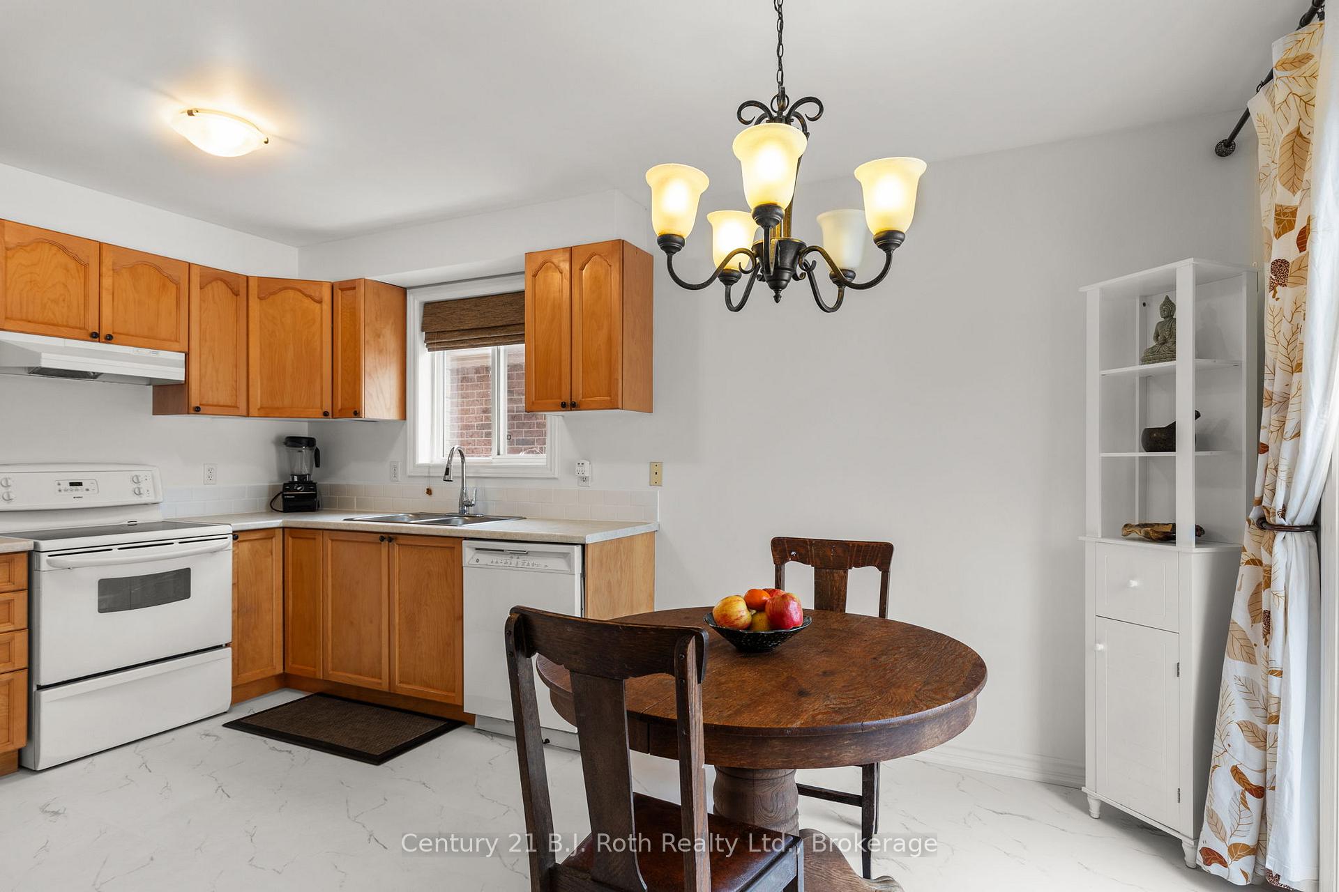 Photo 7 of 6 Golden Eagle Way, Barrie, Little Lake — HOMEH