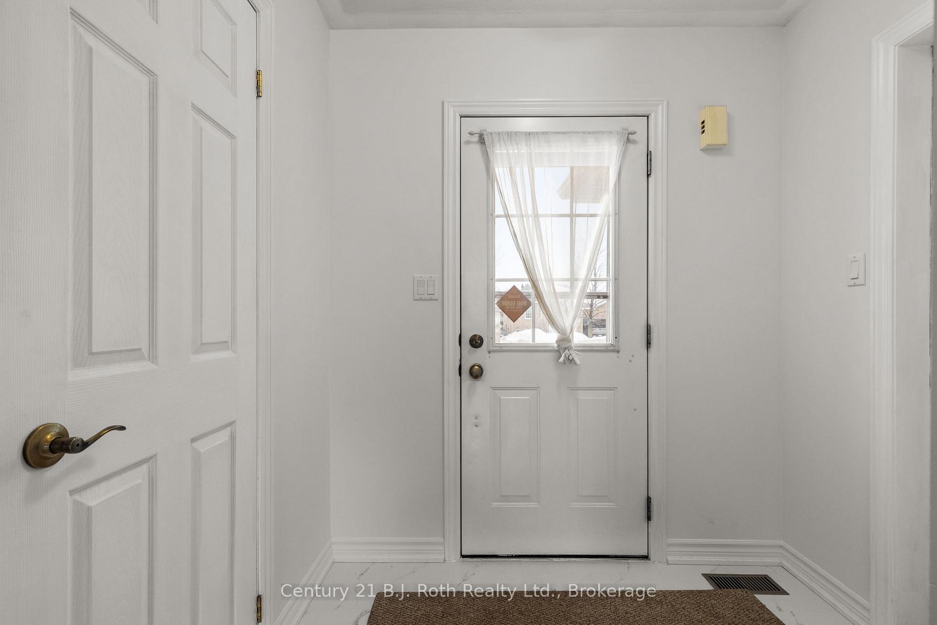 Photo 8 of 6 Golden Eagle Way, Barrie, Little Lake — HOMEH