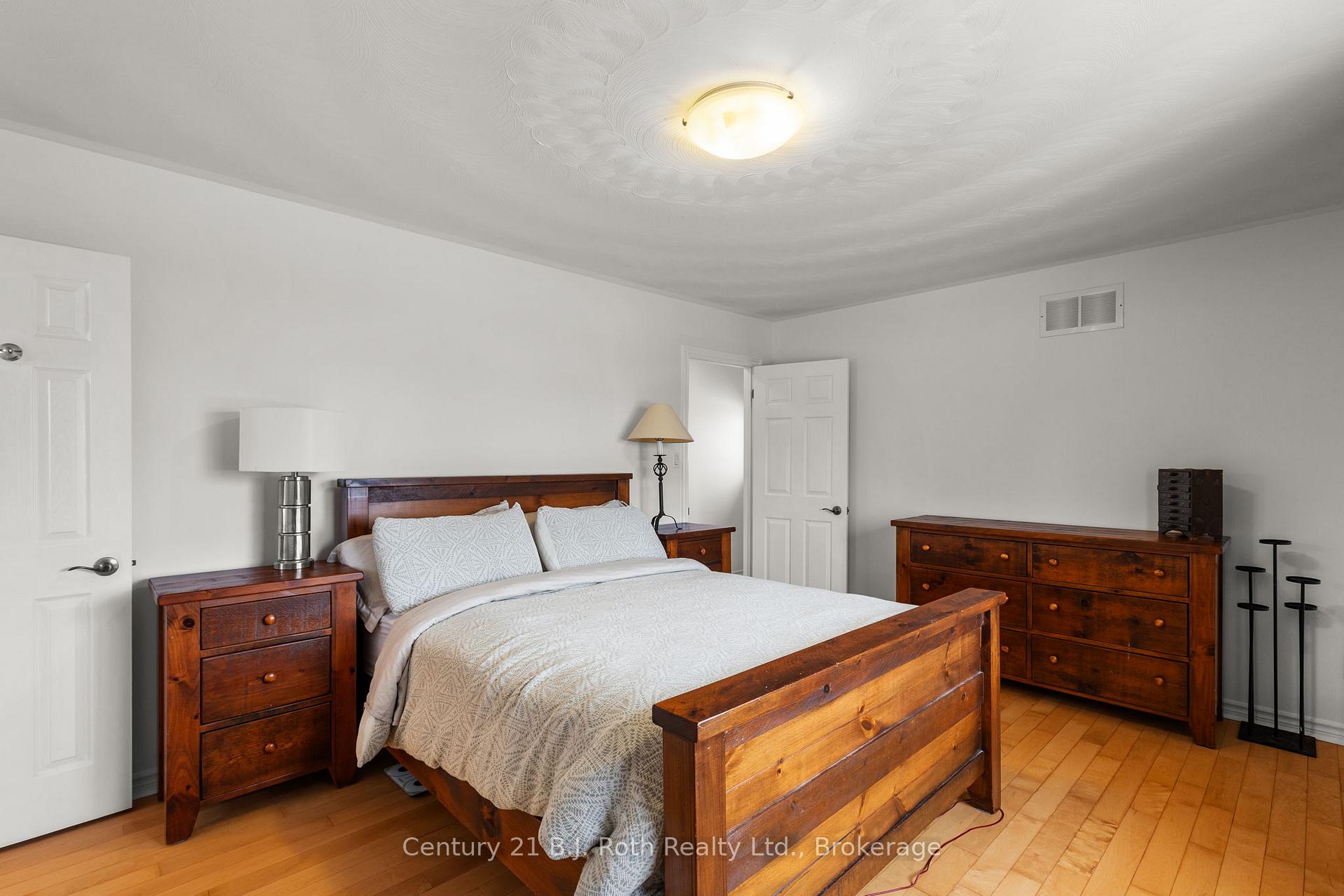 Photo 11 of 6 Golden Eagle Way, Barrie, Little Lake — HOMEH