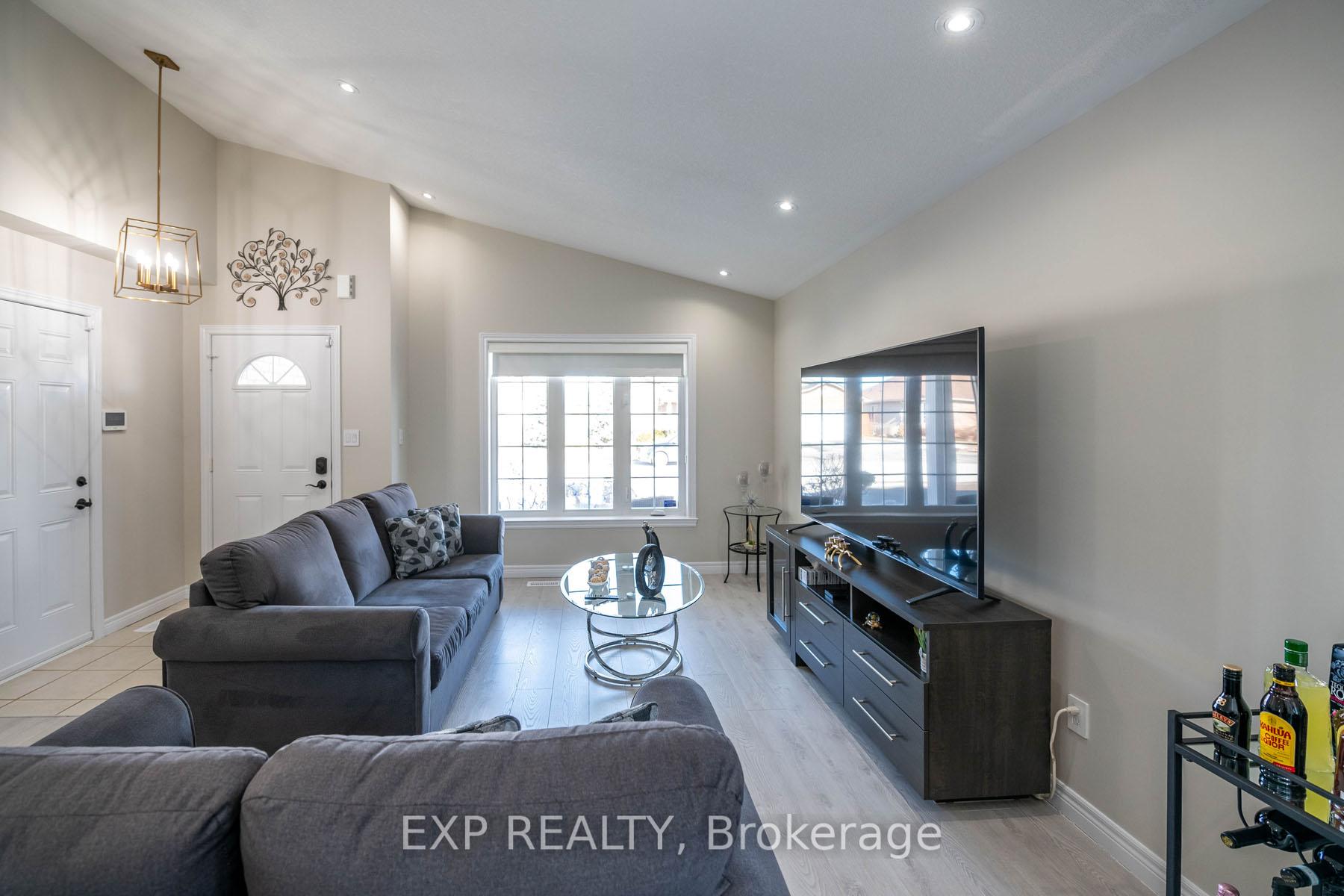 Photo 2 of 6 Donald Crescent, Haldimand — HOMEH