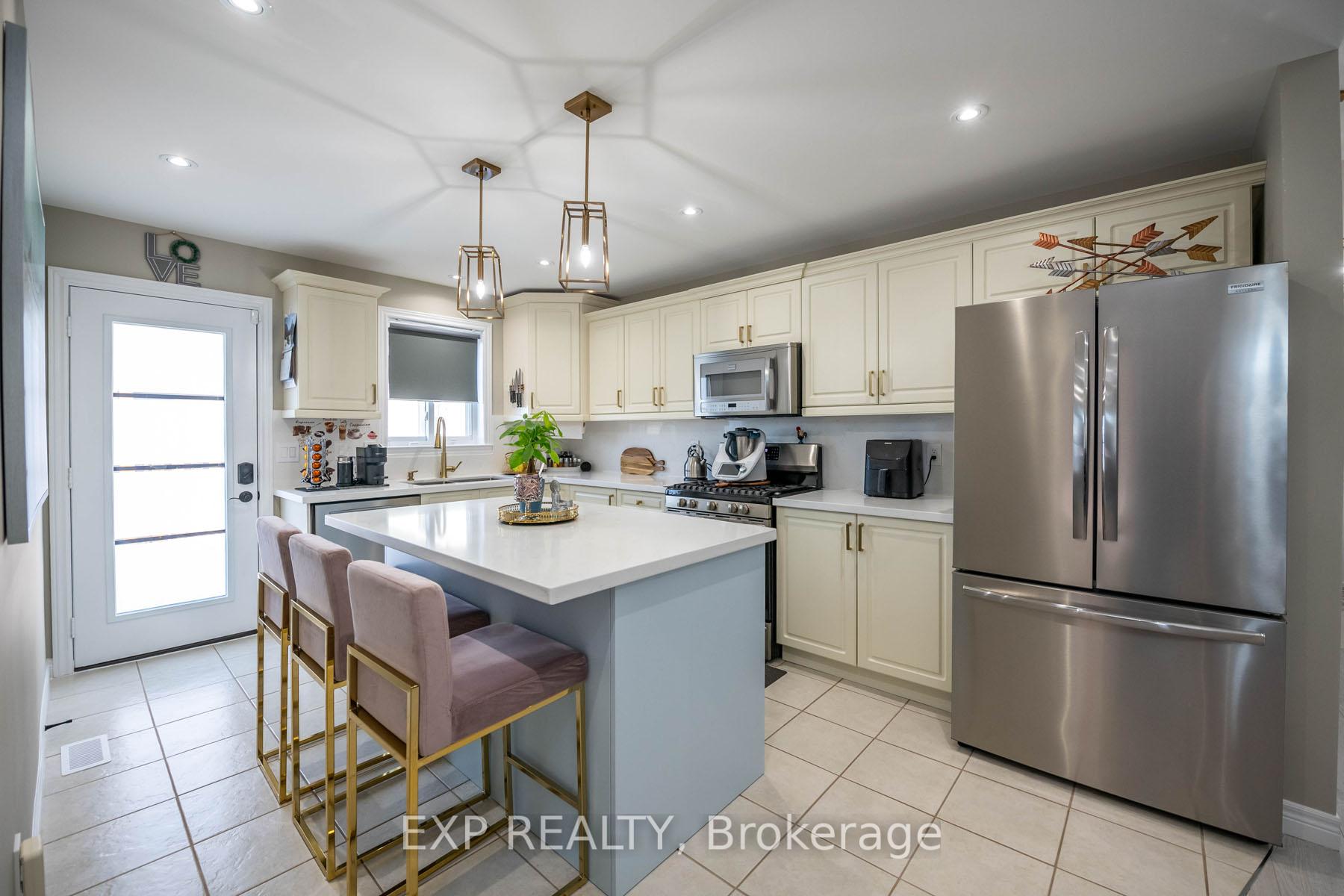 Photo 10 of 6 Donald Crescent, Haldimand — HOMEH