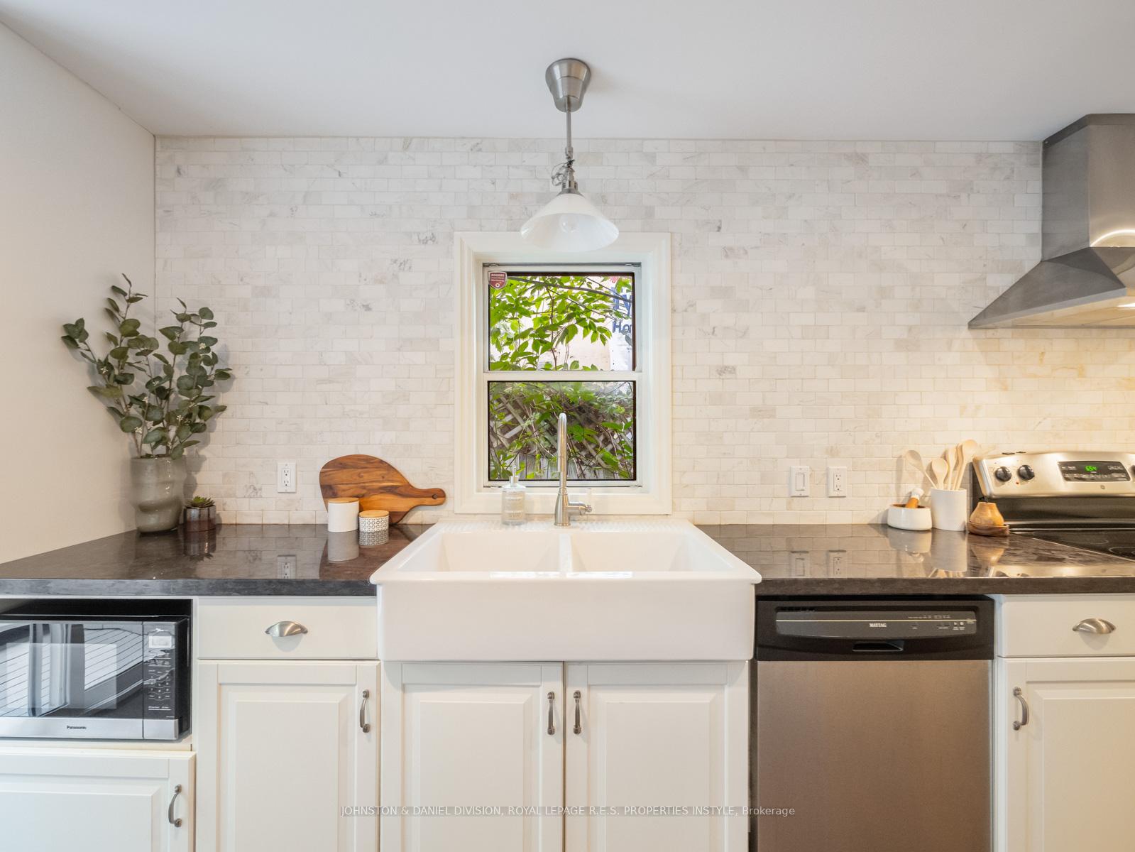 Photo 10 of 77 Walnut Avenue, Toronto, Niagara — HOMEH