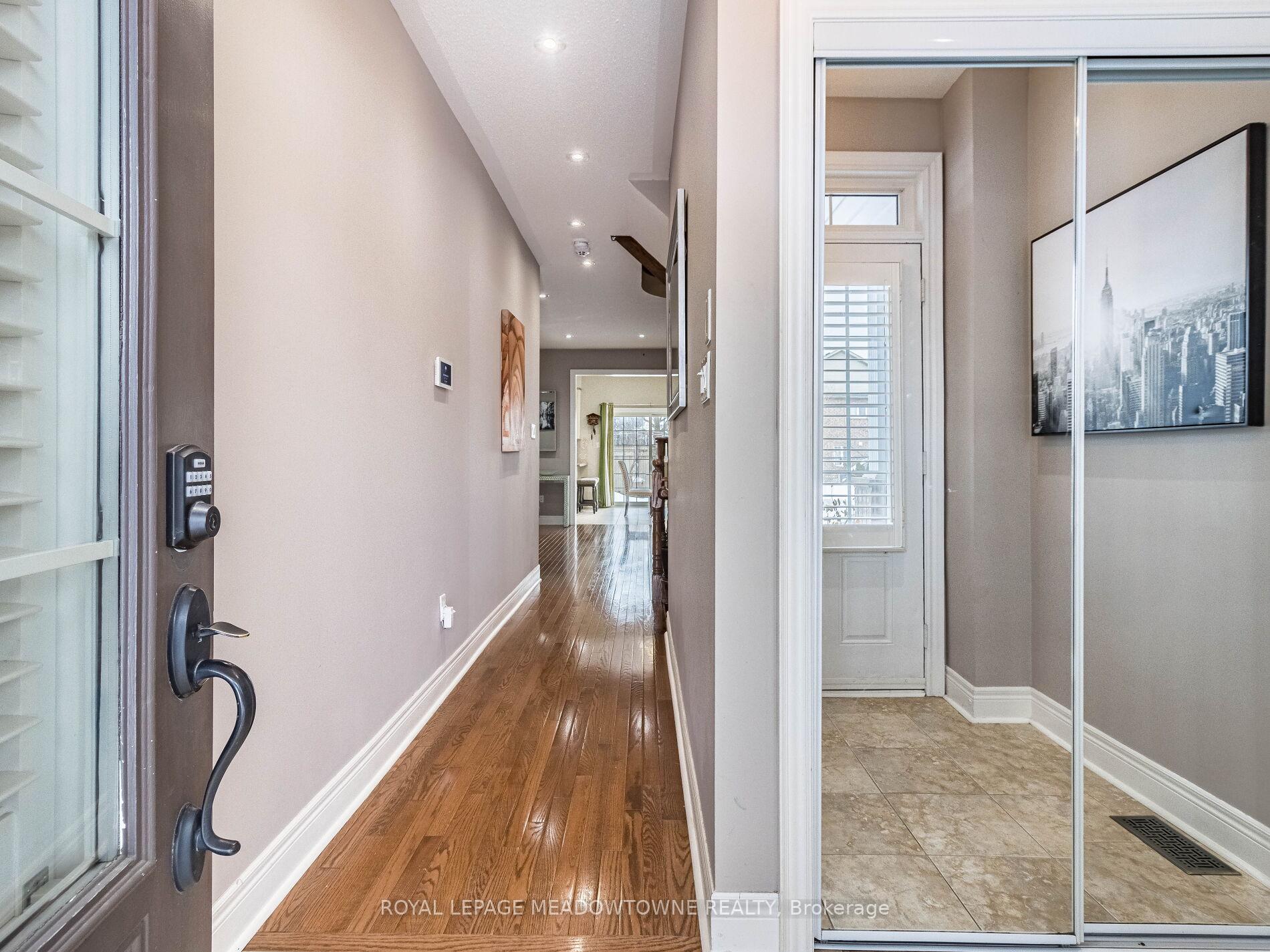 Photo 3 of Unit 5, 320 Ravineview Drive, Vaughan, Maple — HOMEH