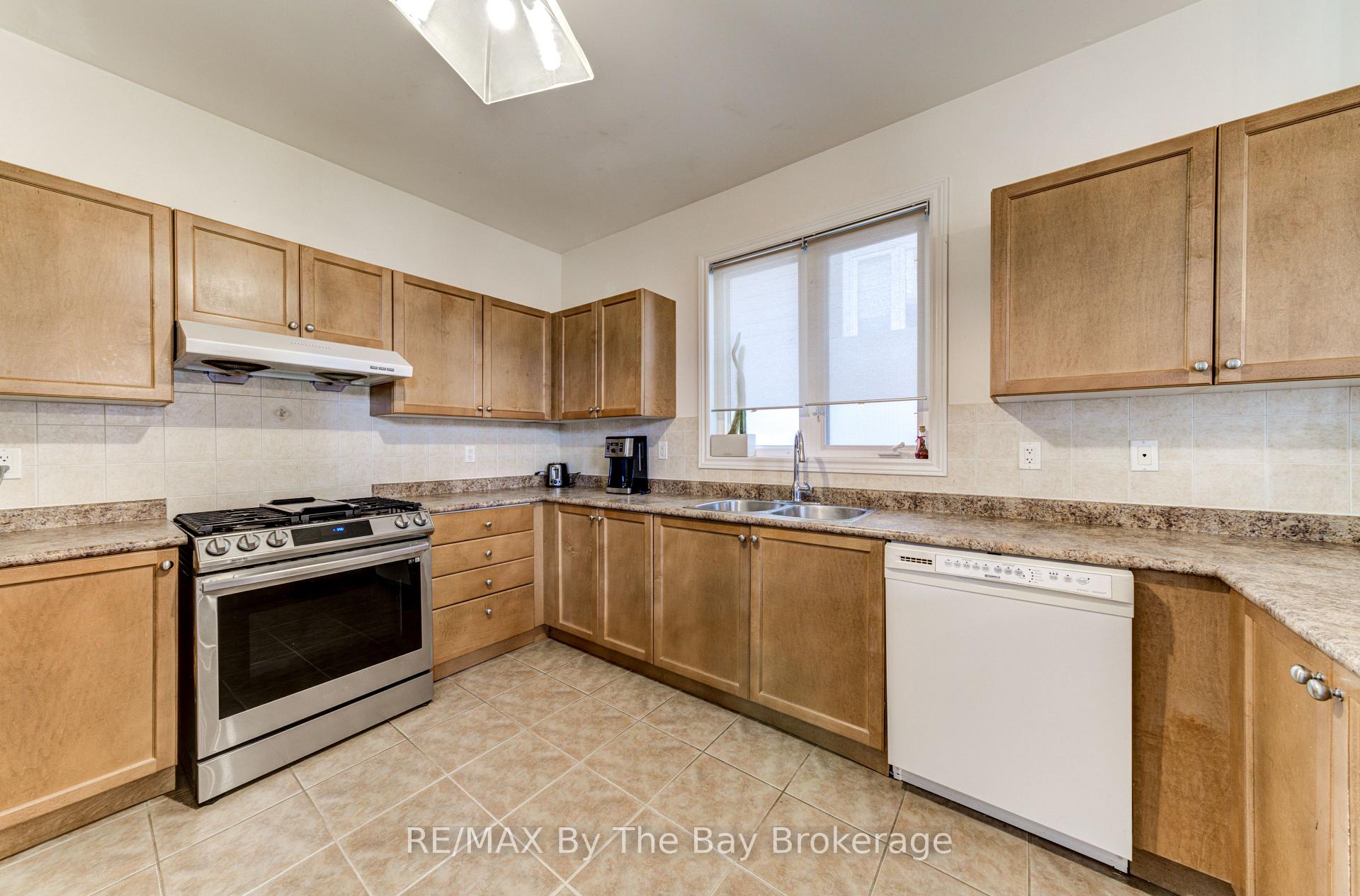 Photo 4 of 14 Surfside Crescent S, Collingwood — HOMEH