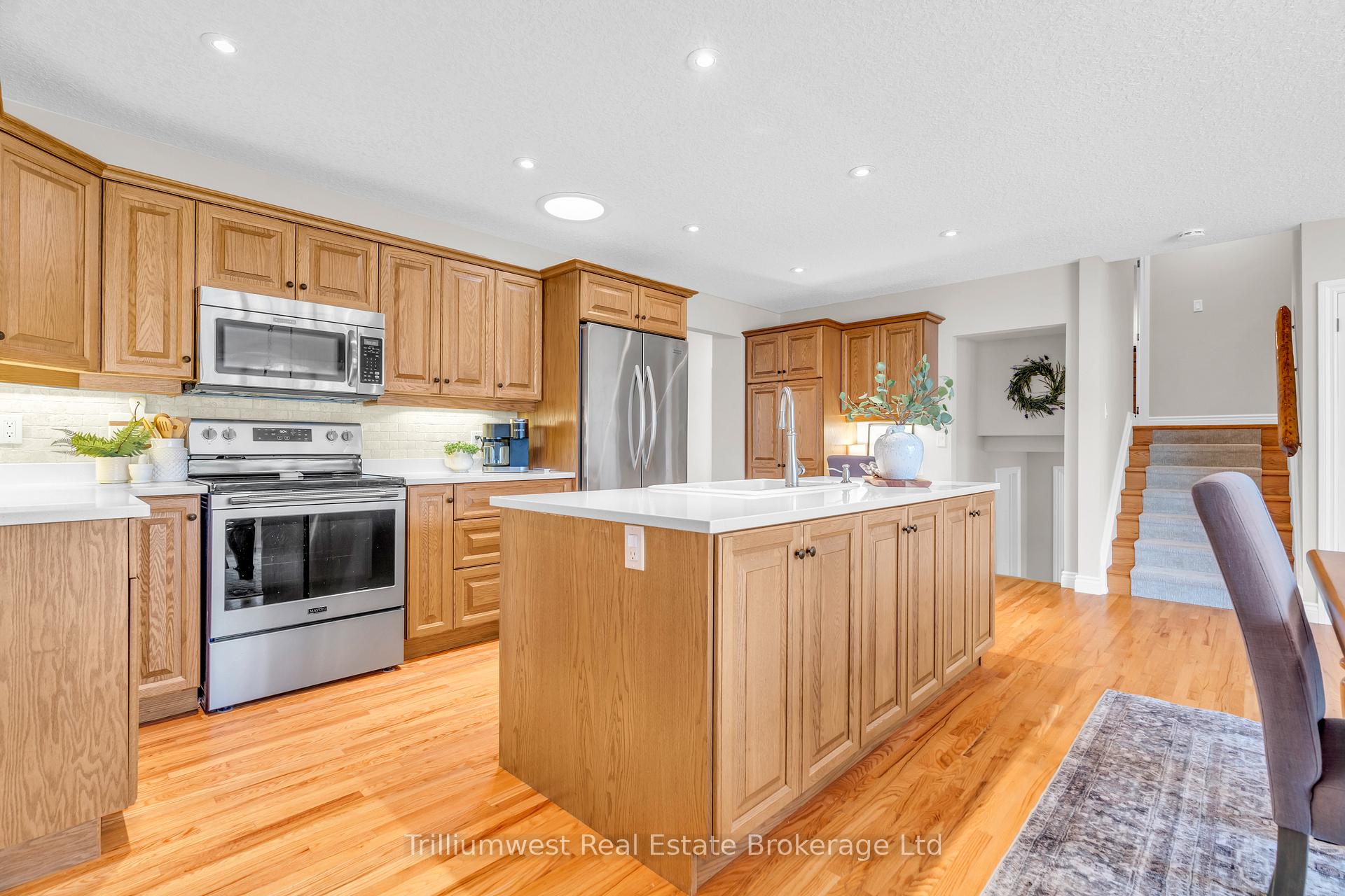 Photo 2 of 118 Dumbarton Street, Guelph, Riverside Park — HOMEH