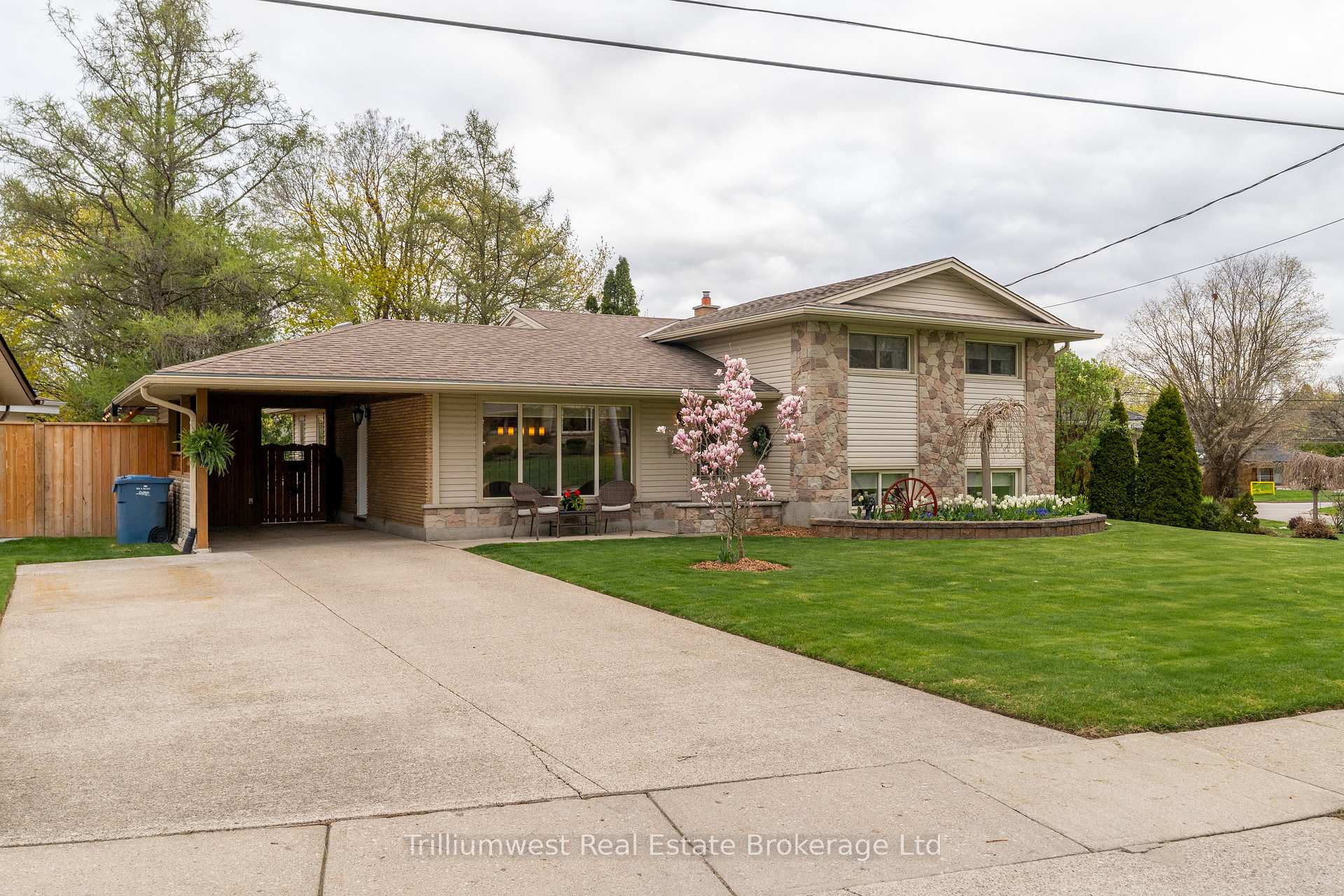 Photo 3 of 118 Dumbarton Street, Guelph, Riverside Park — HOMEH