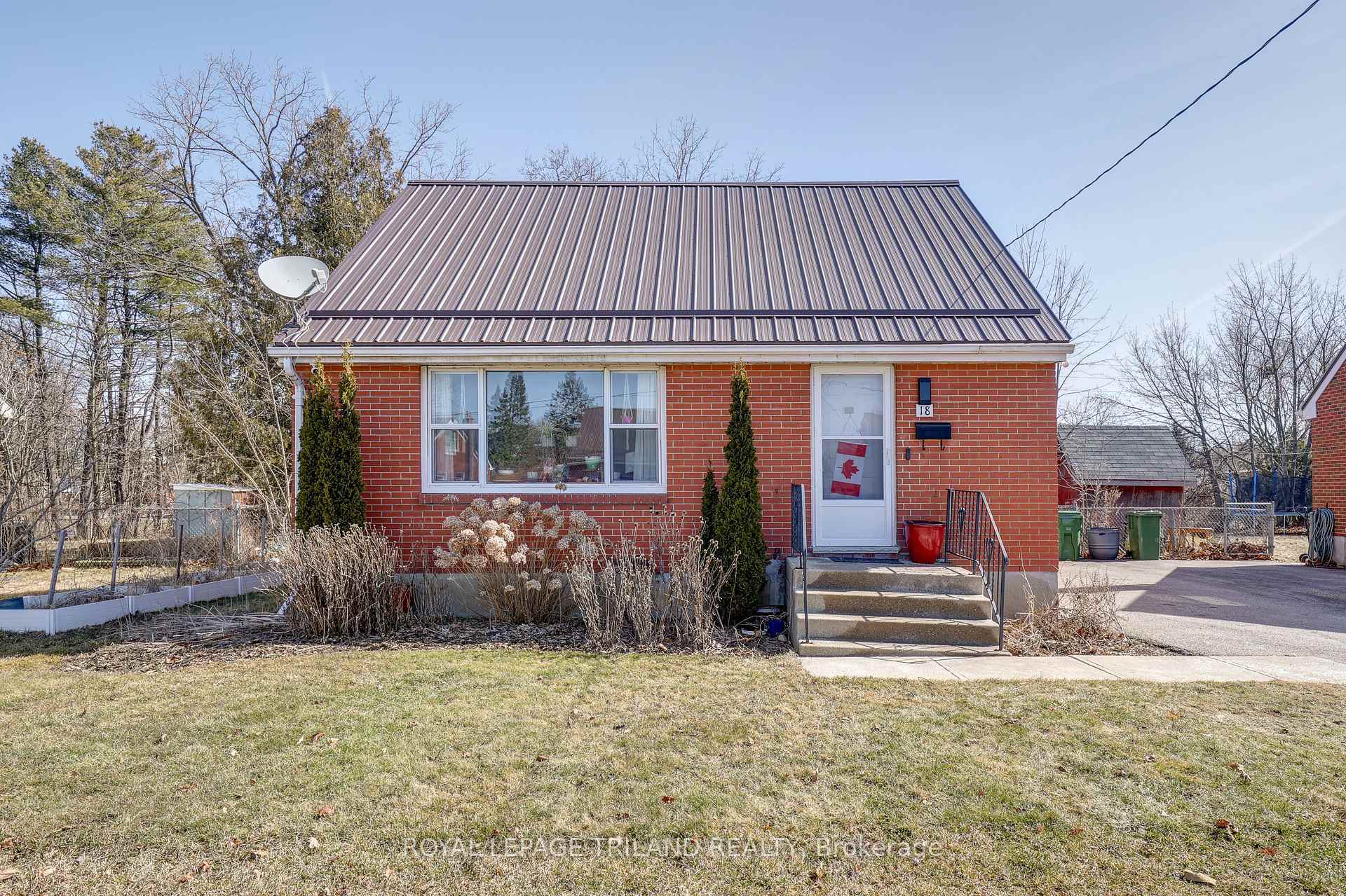Photo 1 of 18 Simcoe Street, St. Thomas — HOMEH
